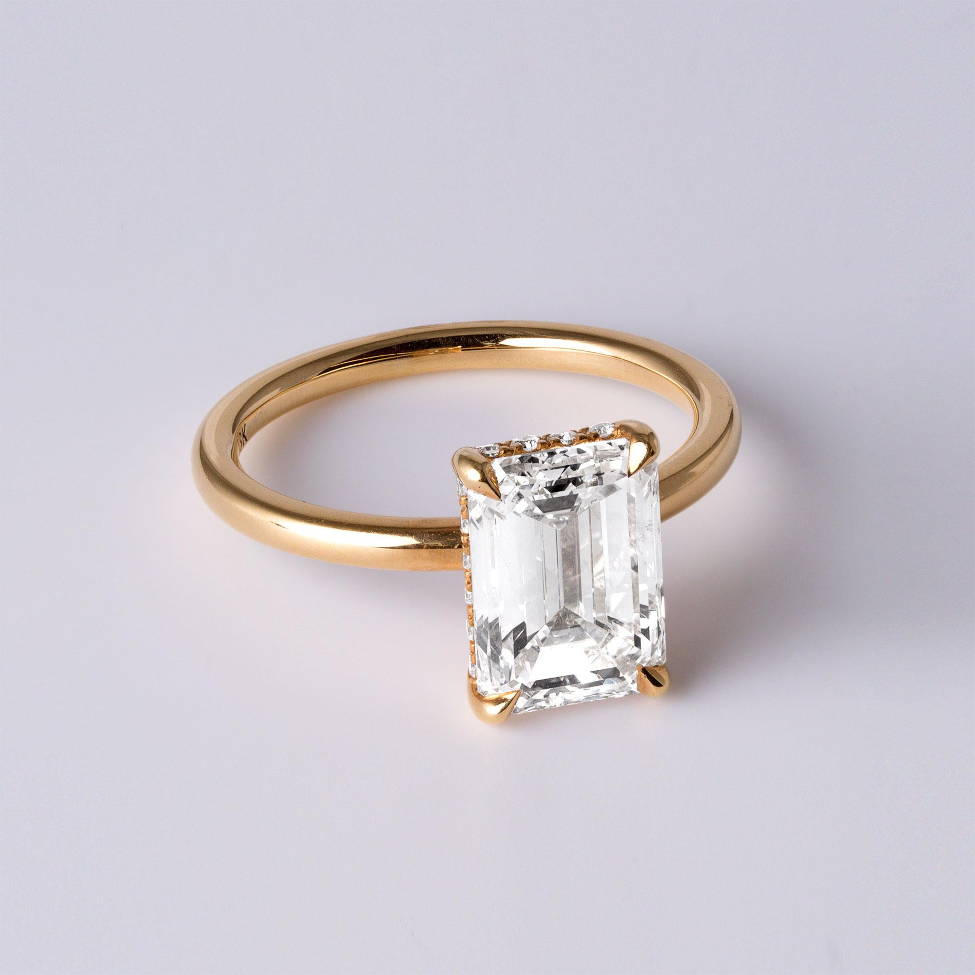Artisan Bague de fiançailles en or jaune 18 carats avec diamant taille émeraude G VVS2 de 2,02 carats en vente