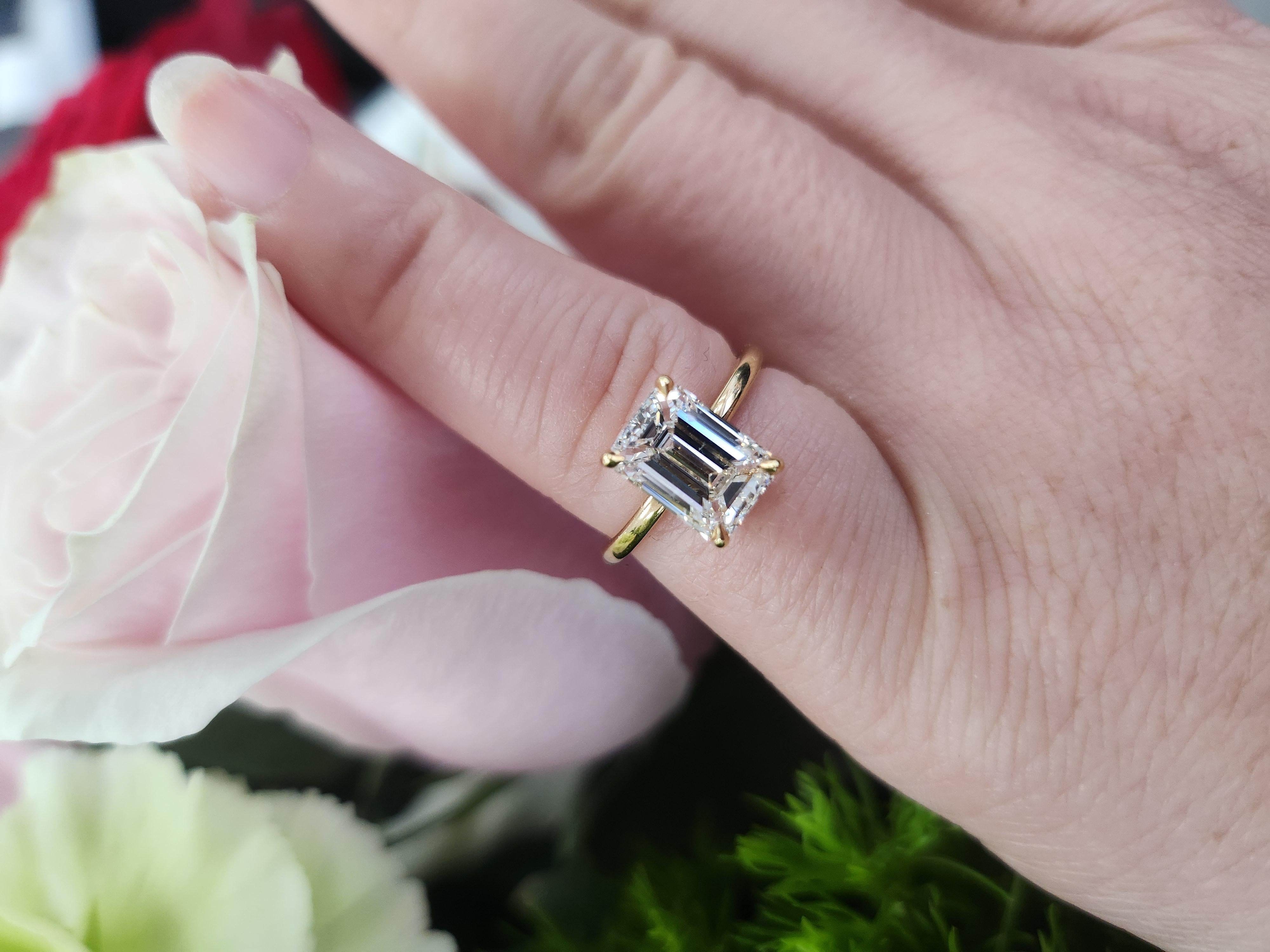 Bague de fiançailles en or jaune 18 carats avec diamant taille émeraude G VVS2 de 2,02 carats Pour femmes en vente