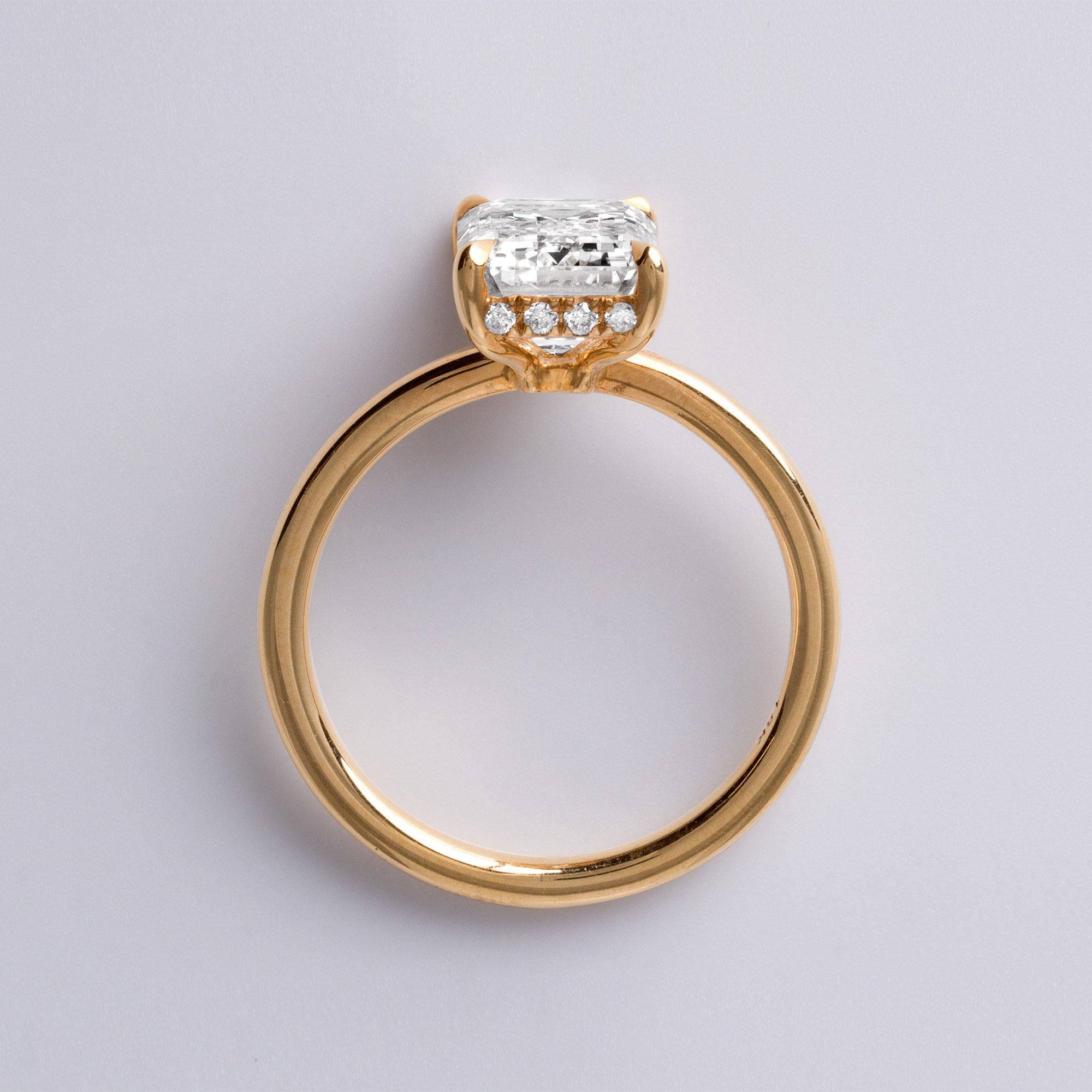 Bague de fiançailles en or jaune 18 carats avec diamant taille émeraude G VVS2 de 2,02 carats en vente 1