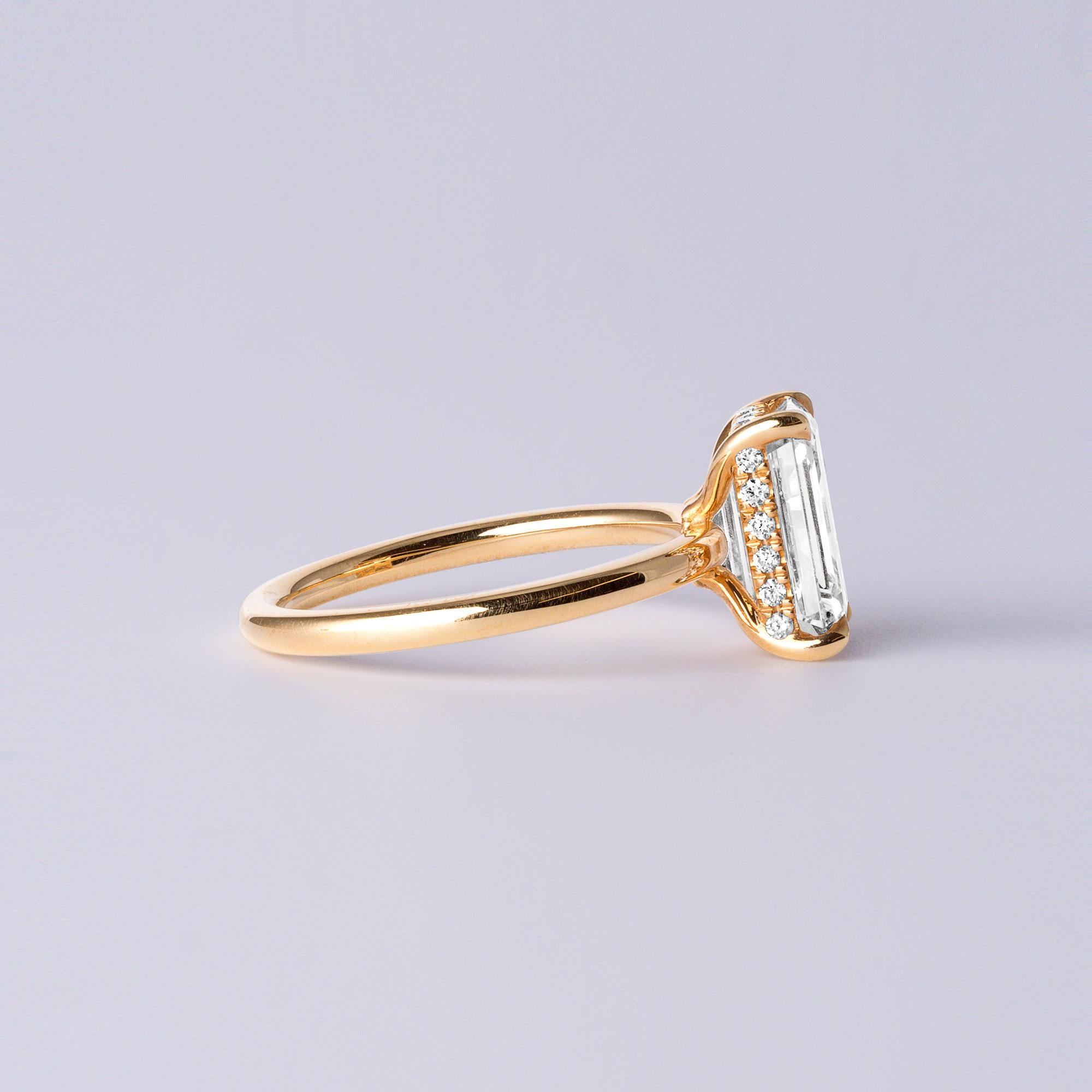 Bague de fiançailles en or jaune 18 carats avec diamant taille émeraude G VVS2 de 2,02 carats en vente 3