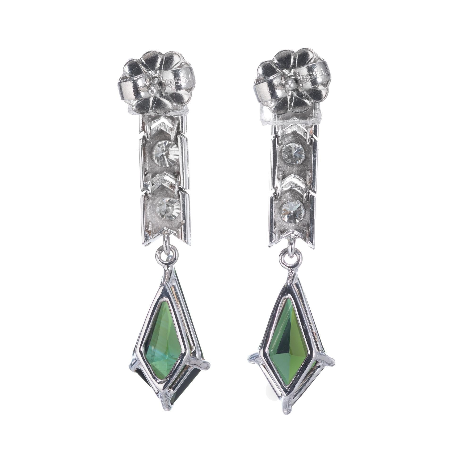 Losanga Orecchini pendenti in platino con diamante e tormalina verde da 2,02 carati in vendita