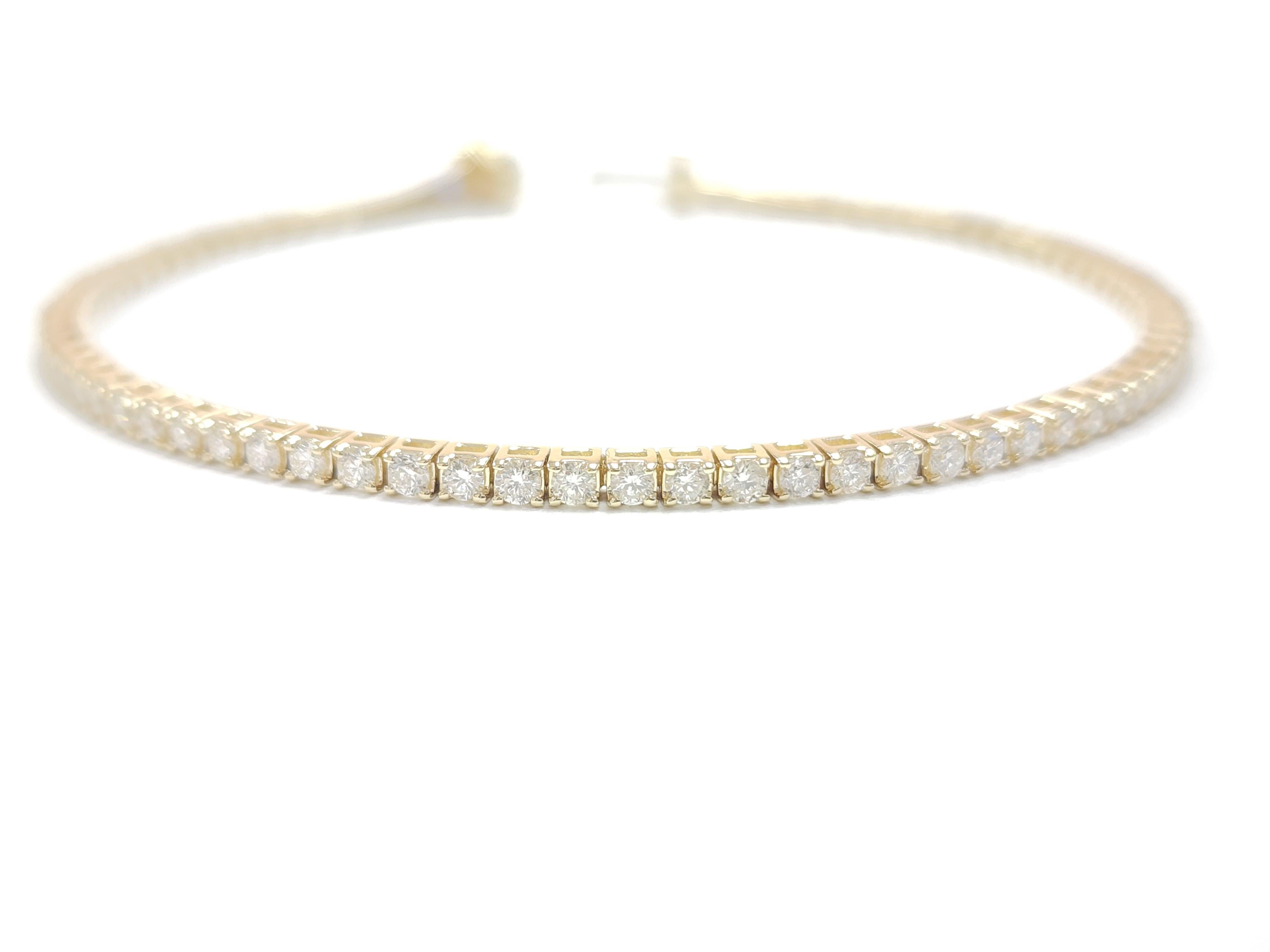 Wunderschönes Qualitäts-Tennisarmband, weiße Diamanten im runden Brillantschliff mit ausgezeichnetem Glanz!
14 Karat Gelbgold im klassischen Vier-Zacken-Stil für maximale Lichtbrillanz.

Länge: 7 Zoll
Farbpalette: G
Klarheitsbereich: VS
Breite: 1,9