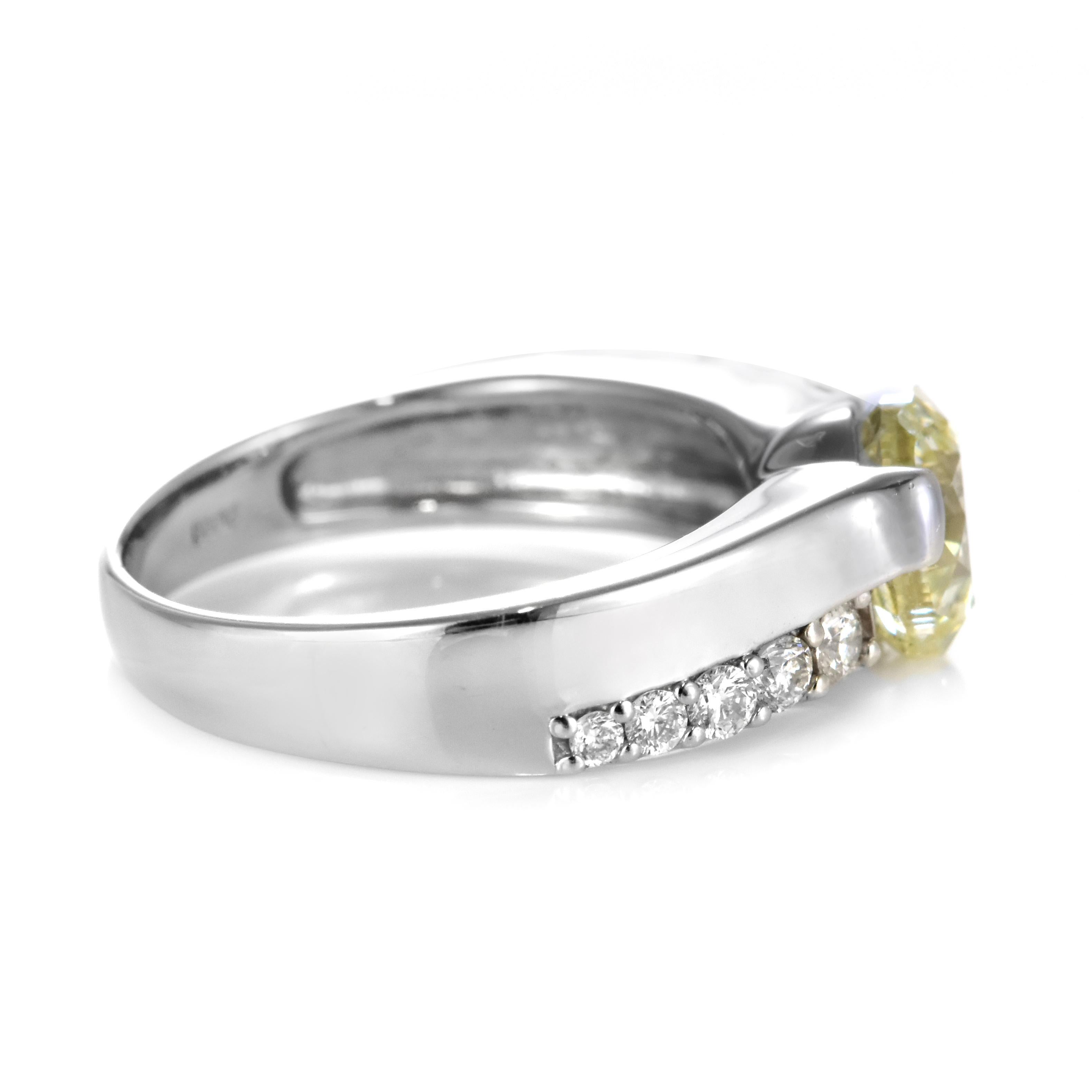 2.02 Carat Natural, Very Light Yellow, Diamond Ring Made in Platinum In New Condition For Sale In Tokyo, JP