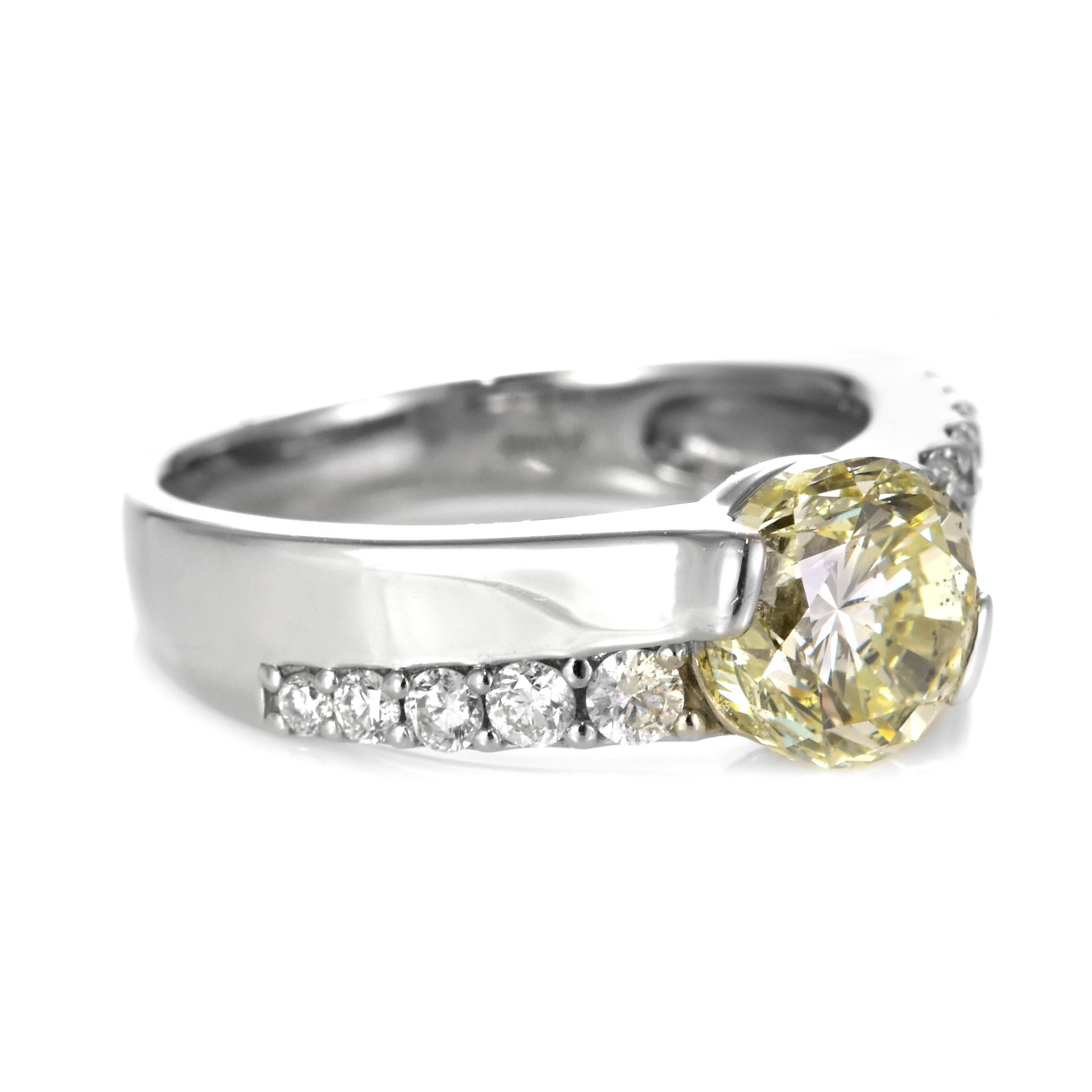 Women's 2.02 Carat Natural, Very Light Yellow, Diamond Ring Made in Platinum For Sale