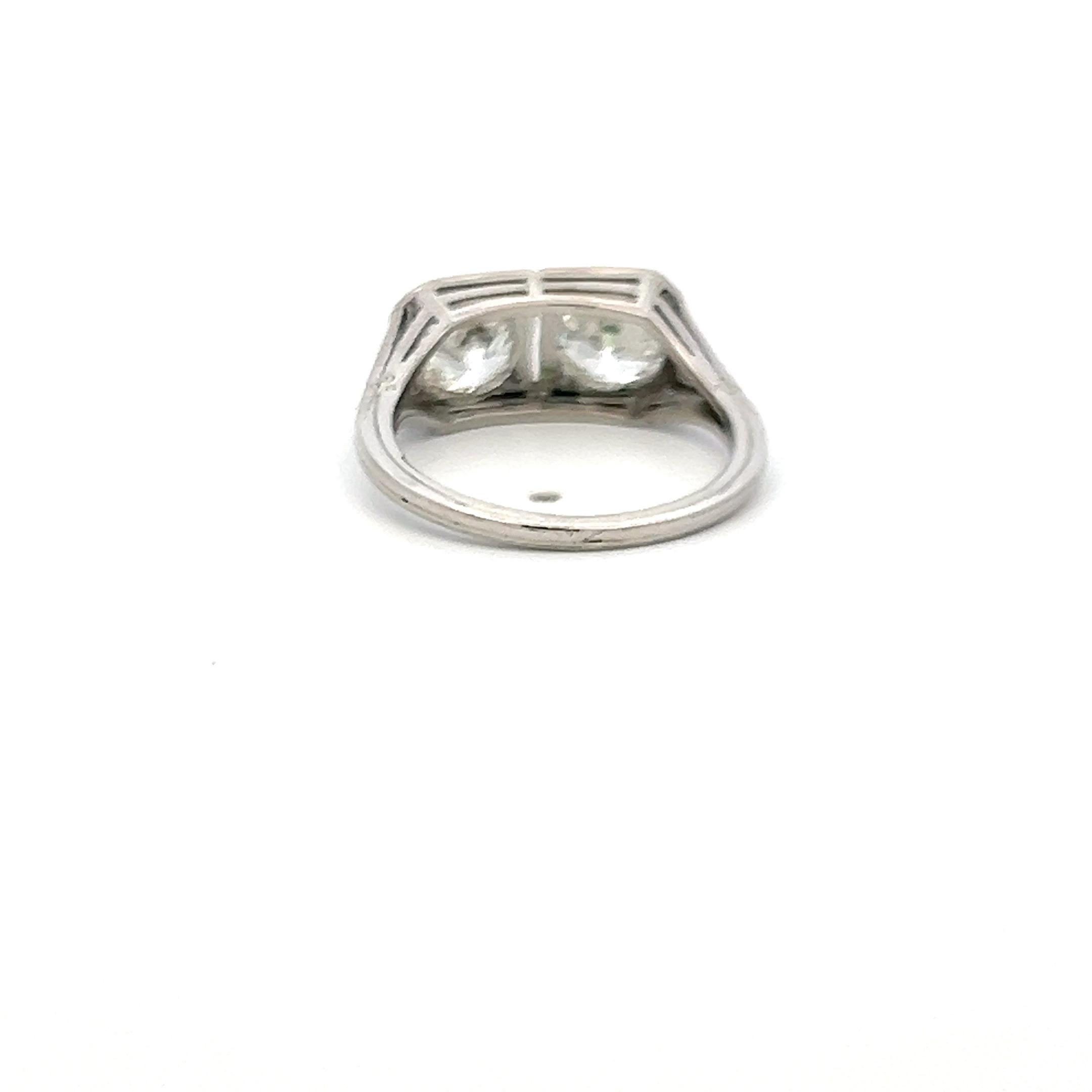 Taglio antico europeo 2,02 carati di diamante vecchio taglio europeo H-J SI2-I1 Anello a due pietre in platino in vendita