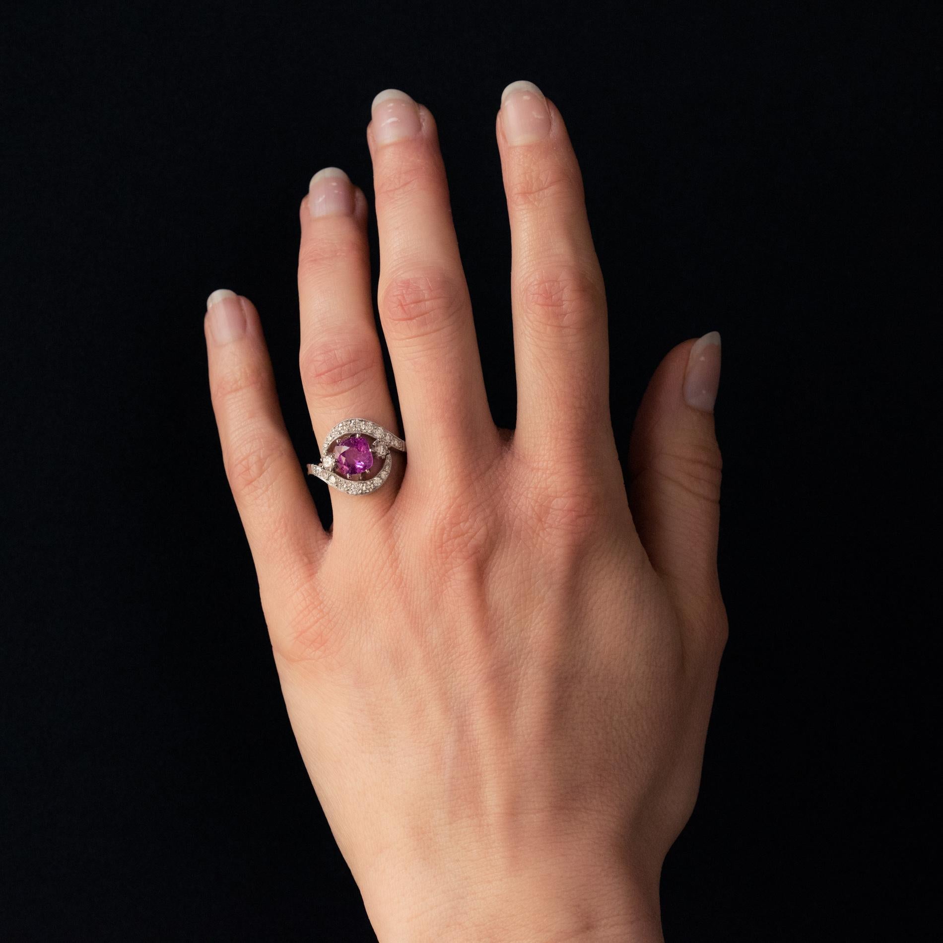 Ring in 18 karat white gold, eagle's head hallmark and platinum.
Like a swirl, this sublime contemporary ring is adorned with a cushion-cut pink sapphire supported by brilliant-cut diamonds. The entire entourage is set with falling diamonds.
Weight