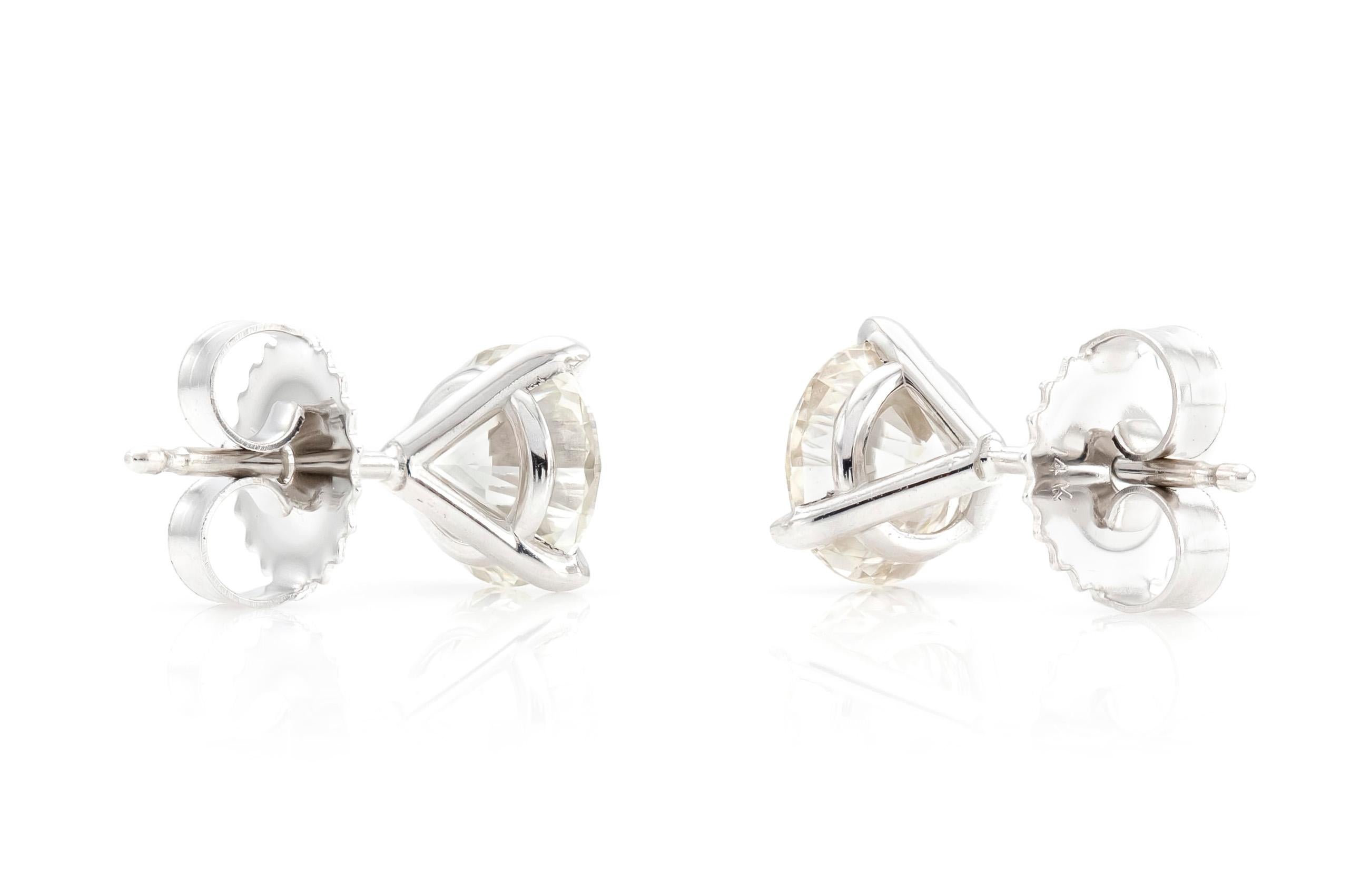 2.02 Carat Round Brilliant Cut Diamond Stud Earrings In Good Condition For Sale In New York, NY