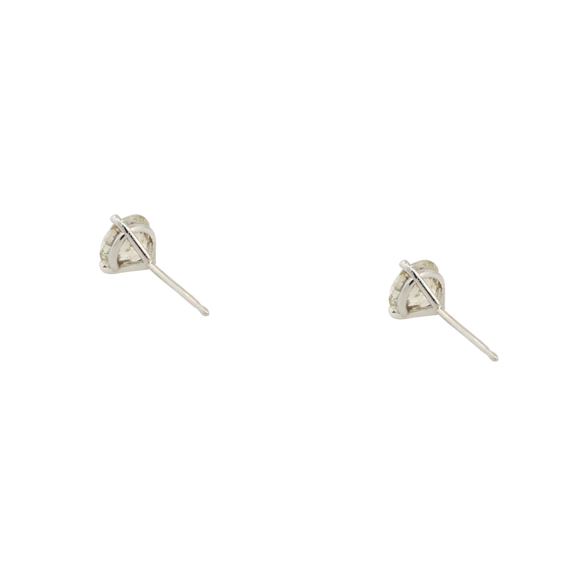 Materiale: oro bianco 14k
Dettagli sui diamanti: Circa 2.02ctw di diamanti taglio rotondo. I diamanti hanno un colore K/L e una purezza SI1-I1.
Peso totale: 1,2 g (0,7 dwt)
Dorsali per orecchini: Fondelli a frizione
Dimensioni: 6,80 mm x 15