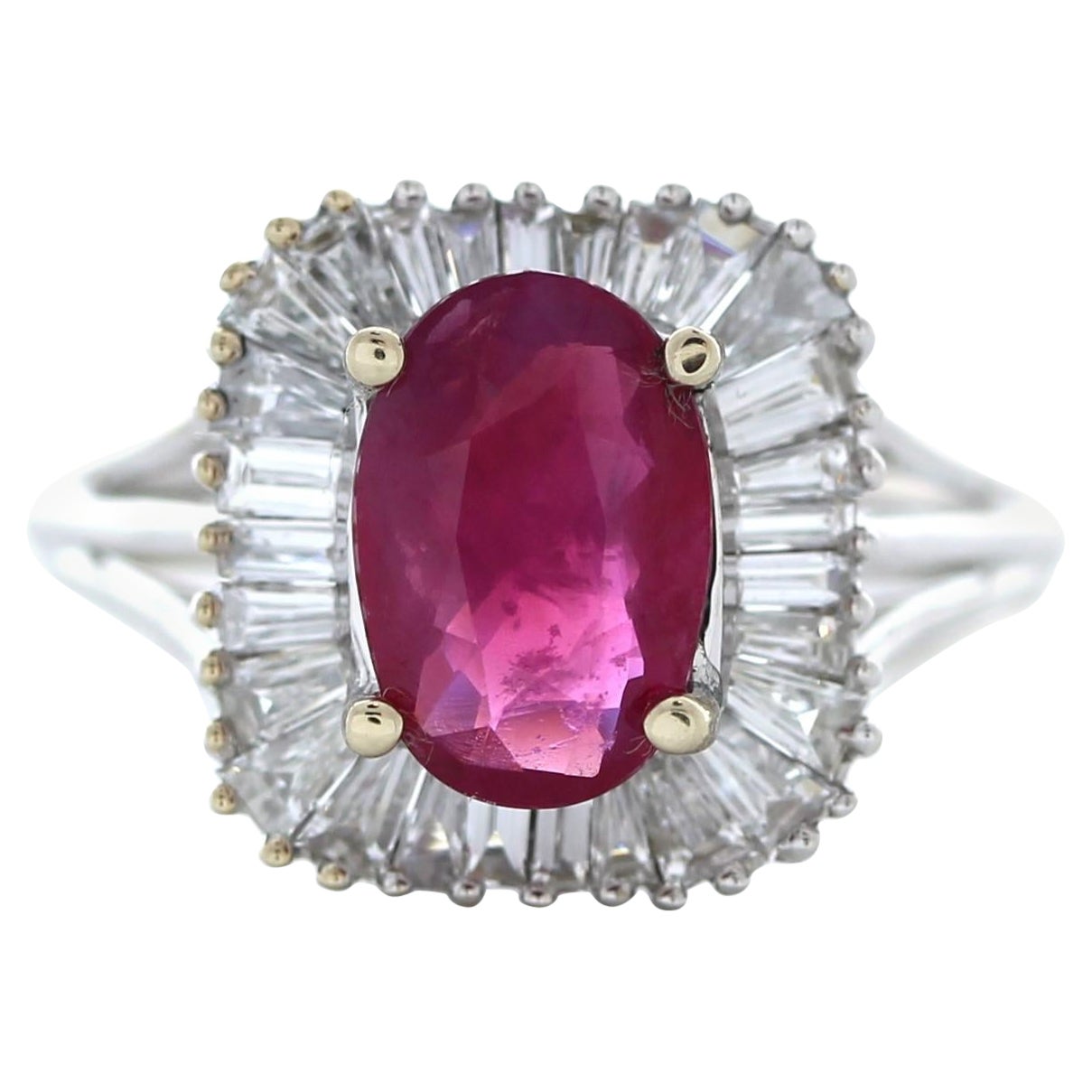 Anello di moda con rubino ovale e diamante baguette da 2,02 carati di peso, in argento 18 ct.