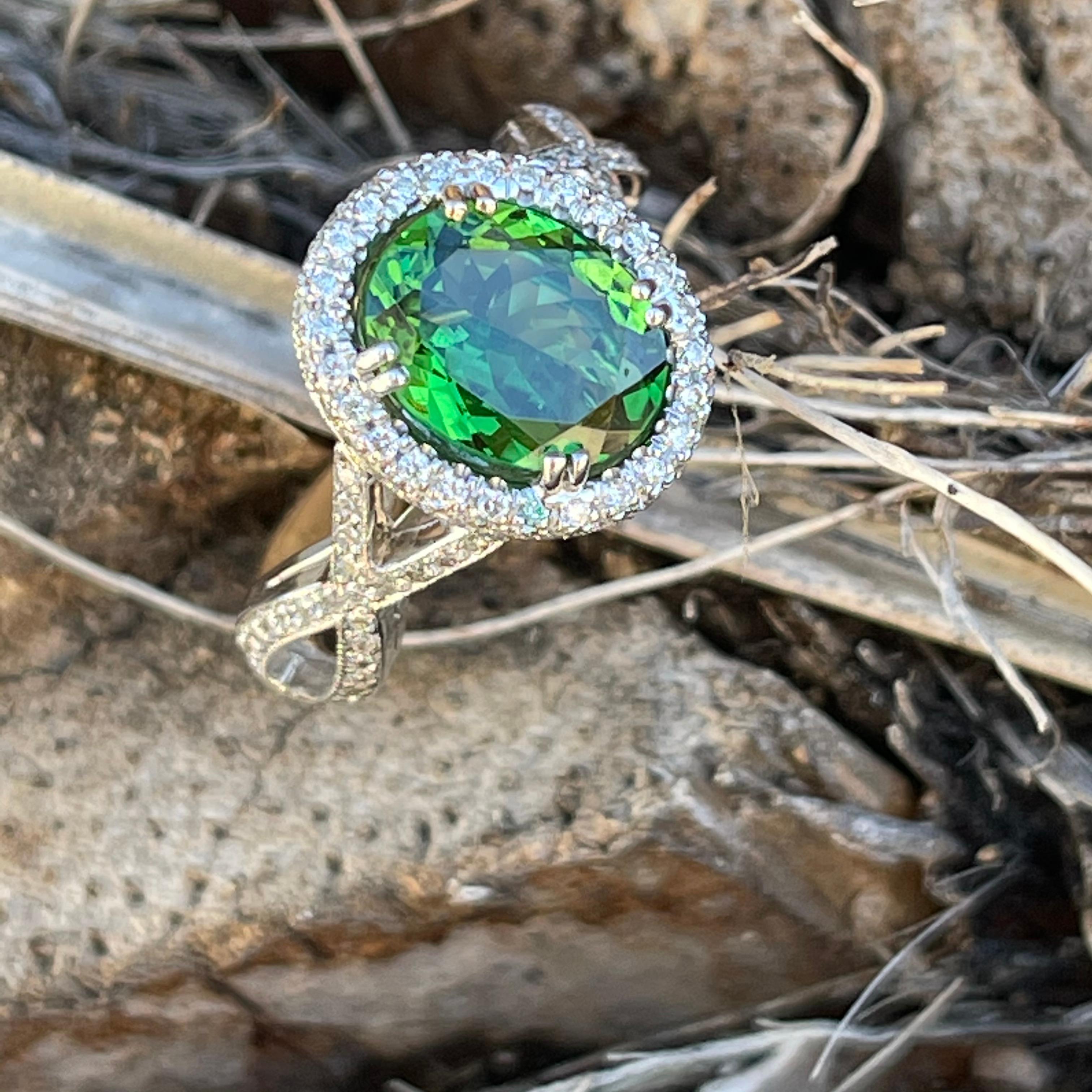 2.02 Carat Tsavorite and Diamond Gold Ring In New Condition In Tucson, AZ