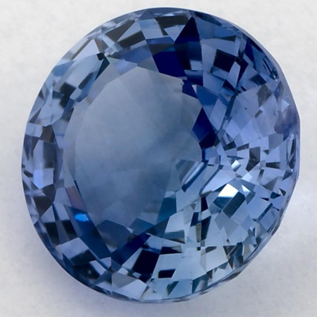 Dieser natürliche blaue Saphir bietet Eleganz und Raffinesse. Mit seiner satten Farbsättigung und seinem präzisen Schliff ist er der perfekte Mittelpunkt für einen Verlobungsring oder ein luxuriöses Schmuckdesign.

Dieser Saphir stammt aus Sri Lanka