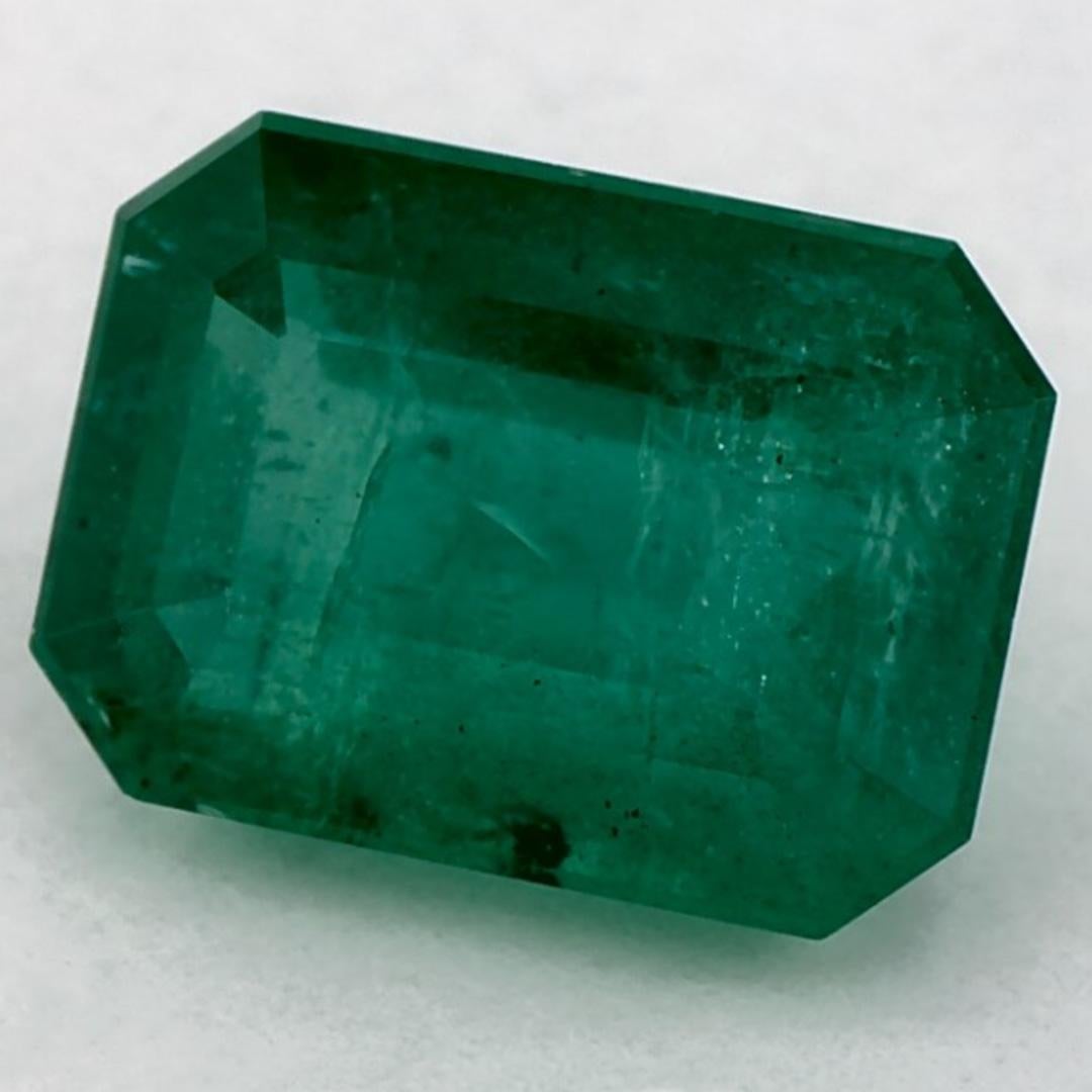 D'un vert éclatant, la pierre de naissance du mois de mai symbolise le renouveau de la croissance printanière. 

Explorez la vibrante collection d'émeraudes, de rubis et de saphirs de notre magasin, disponibles sous forme de pierres précieuses en