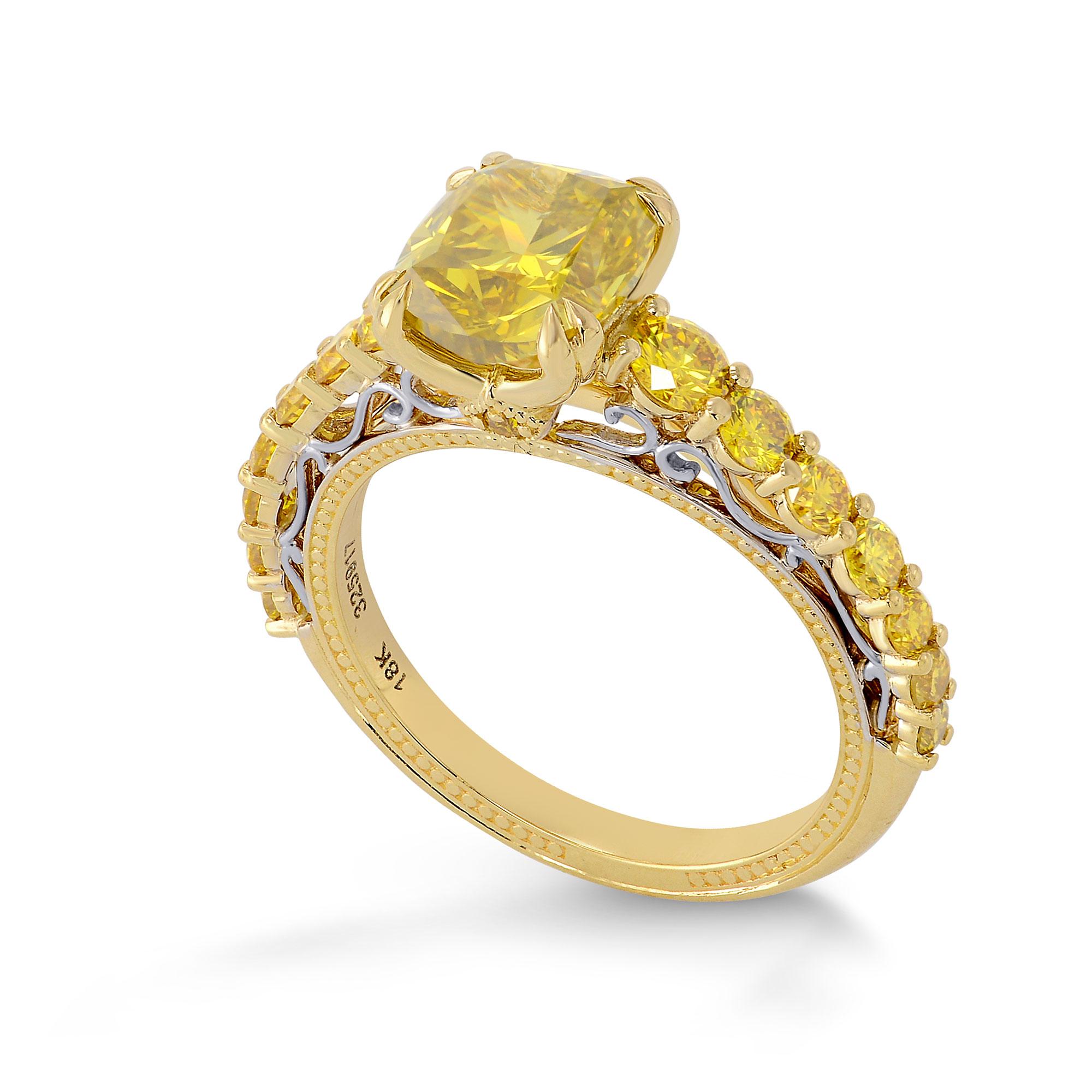 Moderno Anello con pietra laterale a cuscino di colore giallo bruno intenso da 2,02 carati certificato GIA in vendita