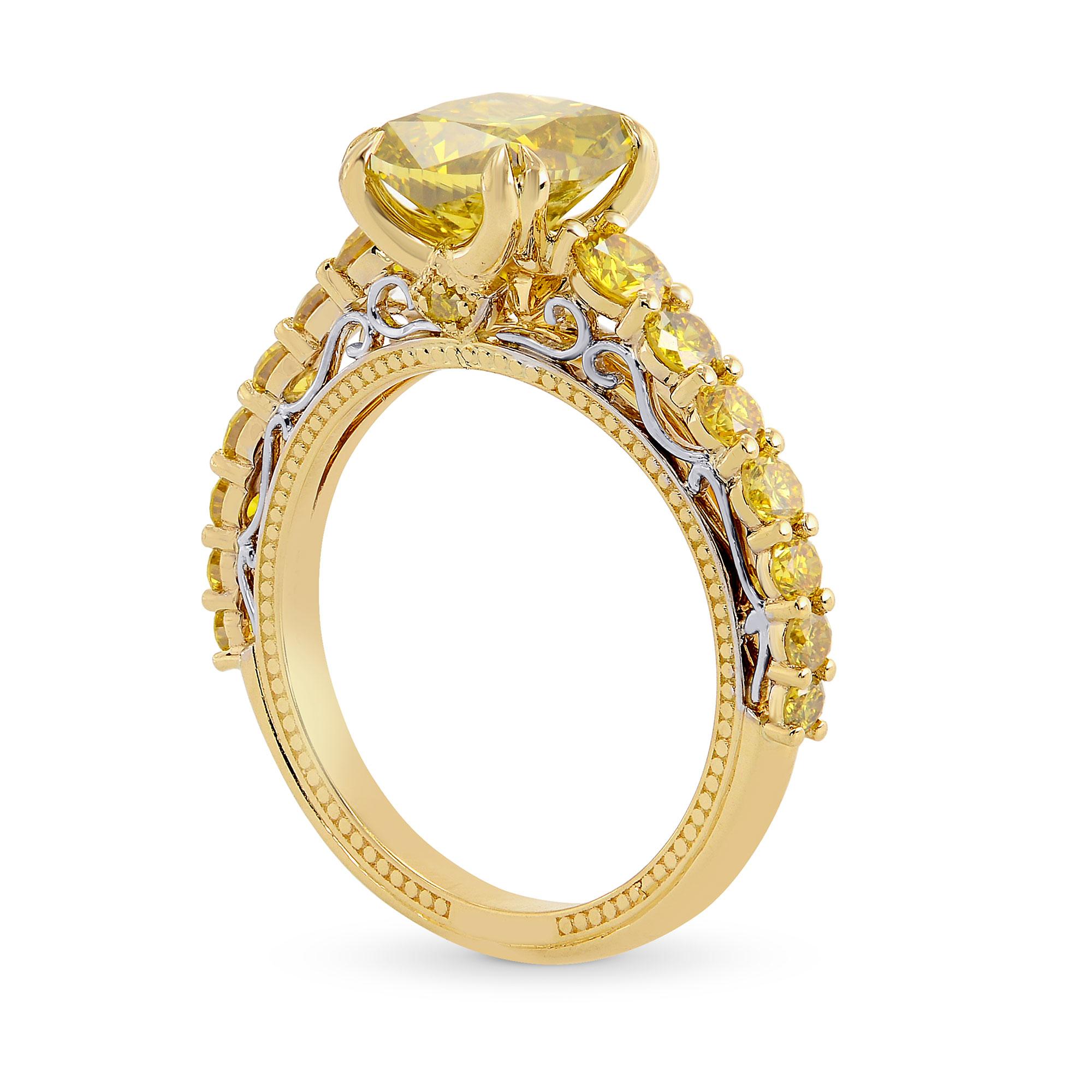 Taglio cuscino Anello con pietra laterale a cuscino di colore giallo bruno intenso da 2,02 carati certificato GIA in vendita