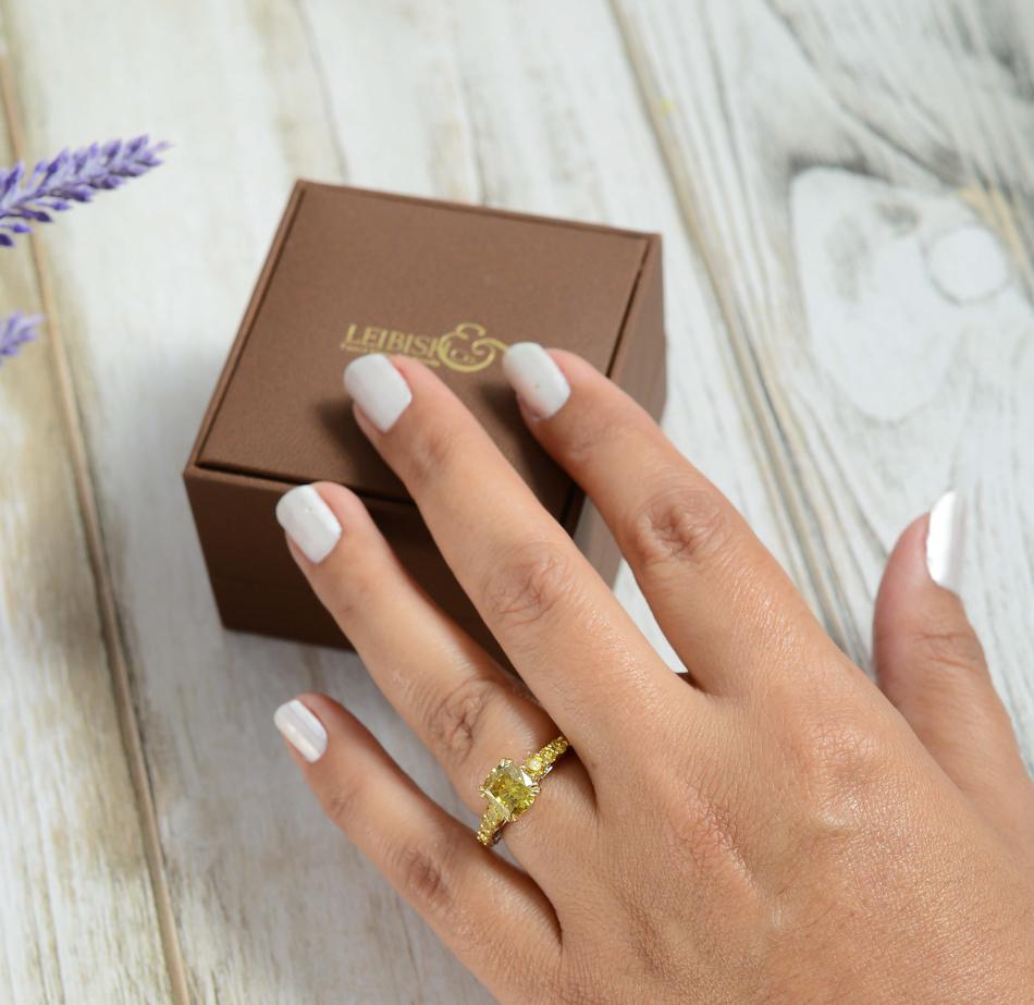 Anello con pietra laterale a cuscino di colore giallo bruno intenso da 2,02 carati certificato GIA In condizioni Nuovo in vendita a New York, NY