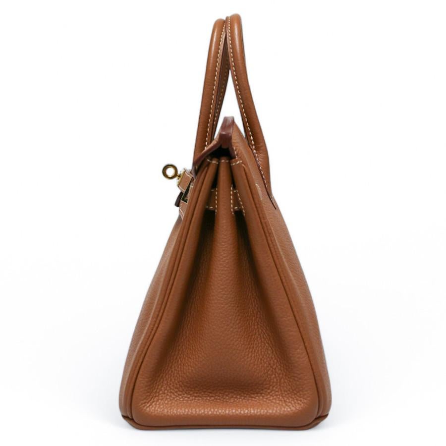 Amazing Hermès bag : Birkin 25 in gold calf leather with its gold-plated hardware (micro-scratches). It will be delivered in its original HERMES dustbag and box.
This small Birkin is in very good condition. It has been worn very little and shows no
