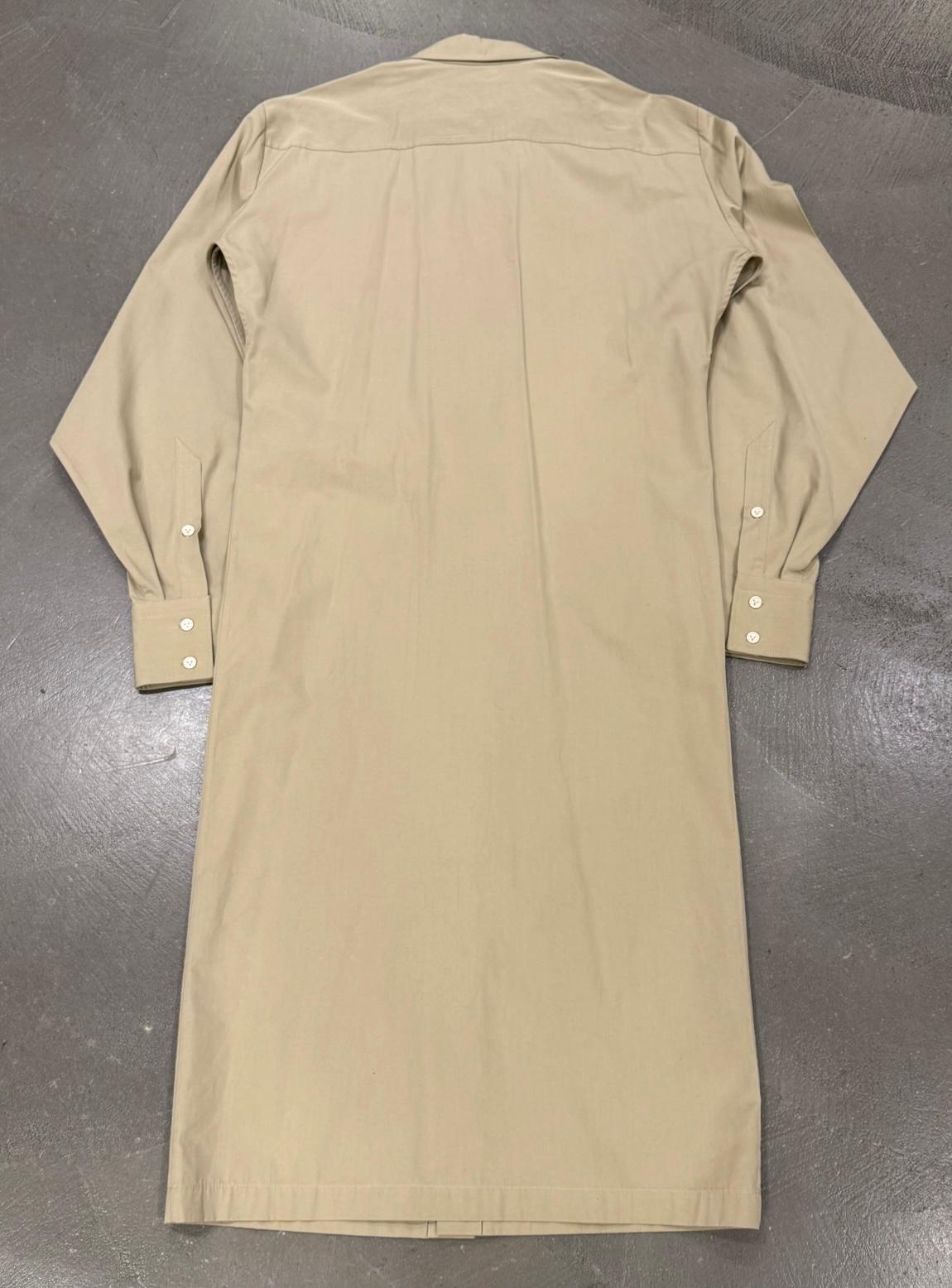 2020 Bottega Veneta Raglanärmel-Batwing-Mantel

Dieser Mantel von Bottega Veneta aus beigefarbener Baumwolle mit übergroßer Silhouette und dramatischen Fledermaus-Raglanärmeln wurde 2020 gefertigt. Der verdeckte Verschluss vorne, die breiten