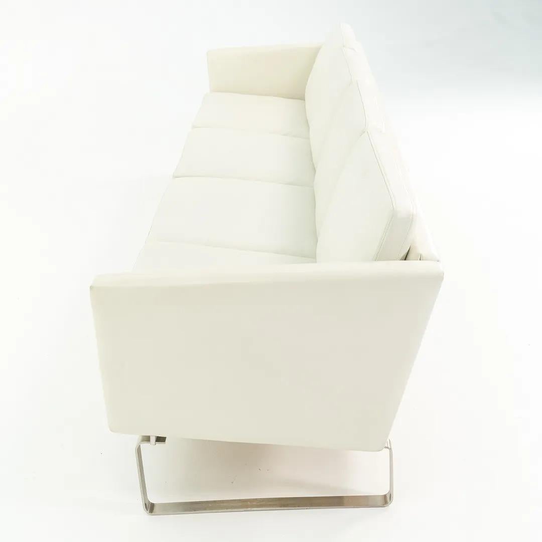 Zum Verkauf steht ein CH104 Sofa mit einem Gestell aus Edelstahl und weißem Leder. Das Sofa wurde von Hans Wegner entworfen und von Carl Hansen & Son in Dänemark hergestellt. Sie stammt aus der Zeit um 2020 und ist garantiert echt.

Der Zustand ist