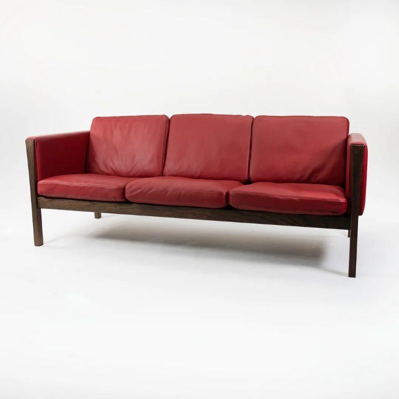 2020 CH163 3-Sitzer-Sofa von Hans Wegner für Carl Hansen aus geräucherter Eiche und Leder (Dänisch) im Angebot