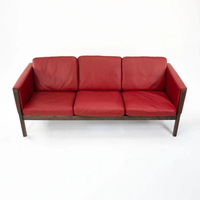 2020 CH163 3-Sitzer-Sofa von Hans Wegner für Carl Hansen aus geräucherter Eiche und Leder im Zustand „Gut“ im Angebot in Philadelphia, PA