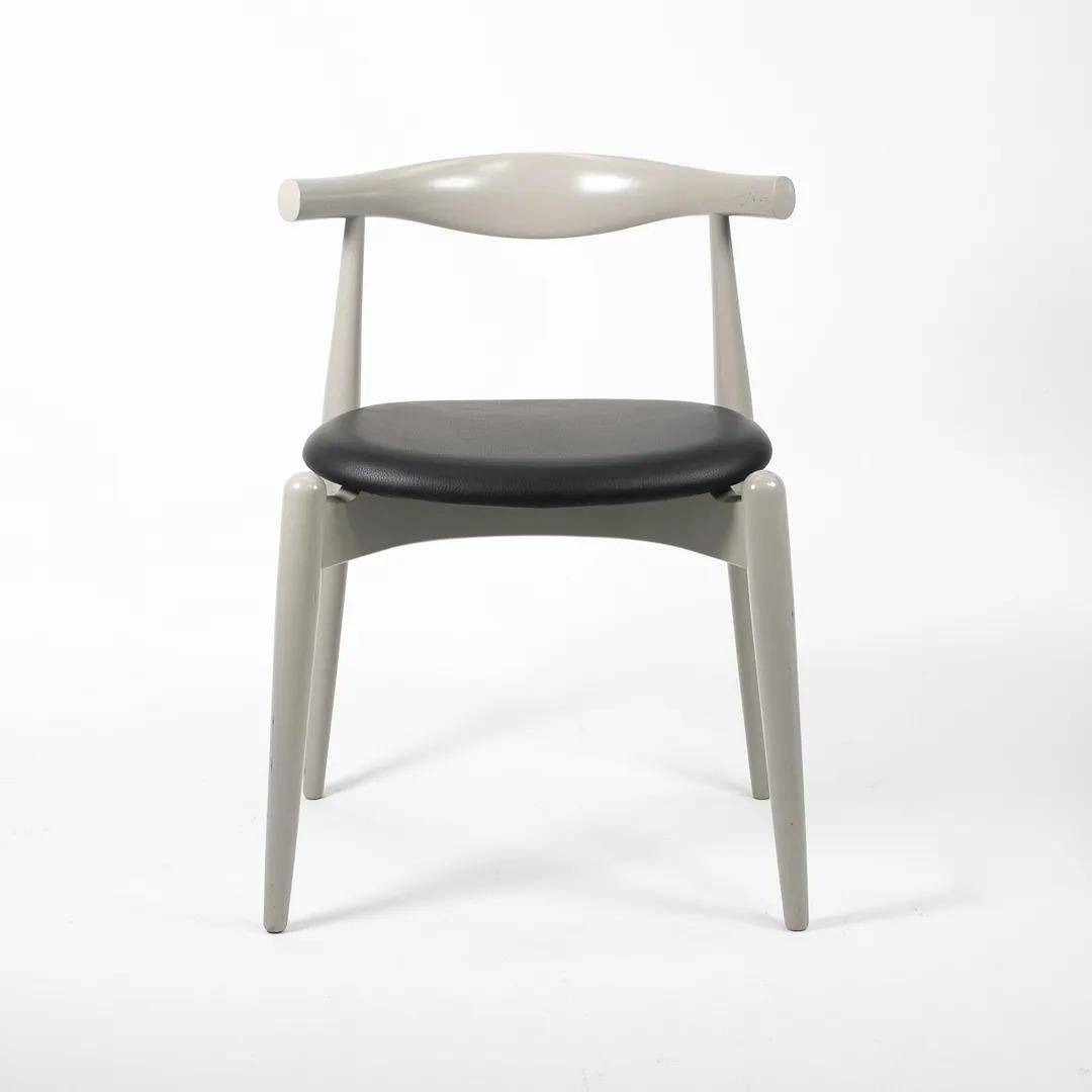 2020 CH20 Elbow Dining Chair by Hans Wegner for Carl Hansen in Grey w/ Leather For Sale 4