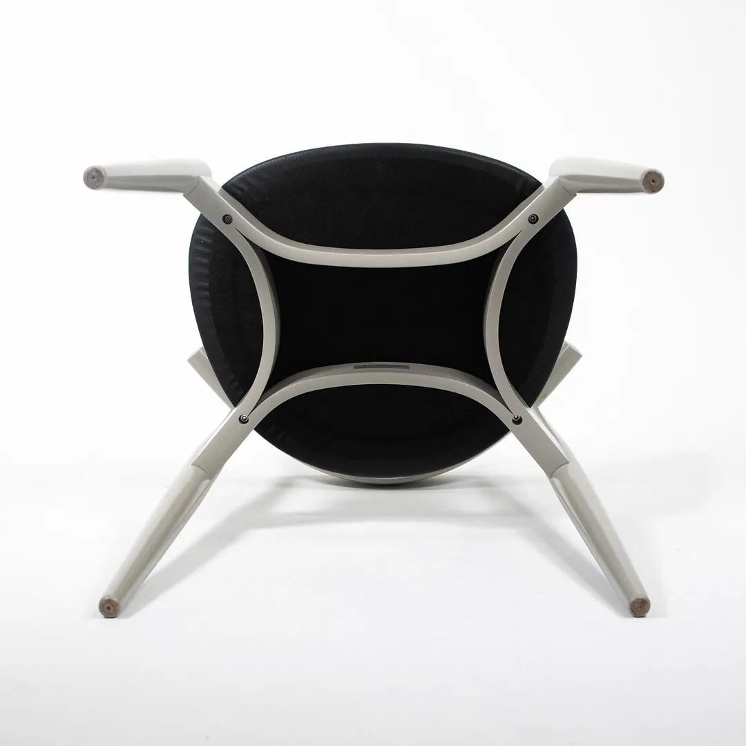Dies ist ein CH20 Elbow Dining Chair, entworfen von Hans Wegner und hergestellt von Carl Hansen & Son in Dänemark. Der Stuhl besteht aus einem Gestell aus massiver, grau lackierter Buche und einem Sitz aus schwarzem Thor 301-Leder. Der Stuhl stammt