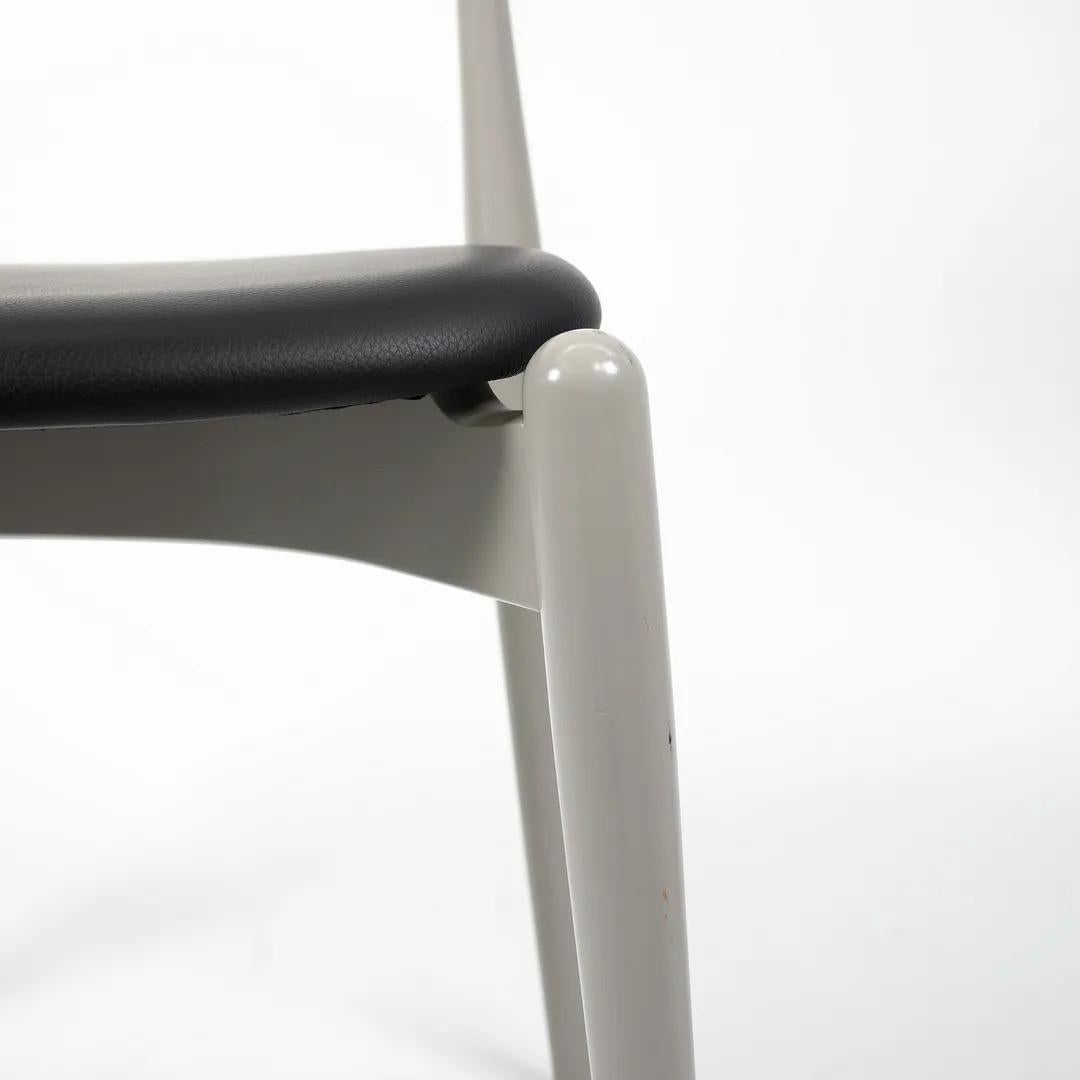 2020 CH20 Elbow Dining Chair von Hans Wegner für Carl Hansen in Grau mit Leder im Zustand „Relativ gut“ im Angebot in Philadelphia, PA