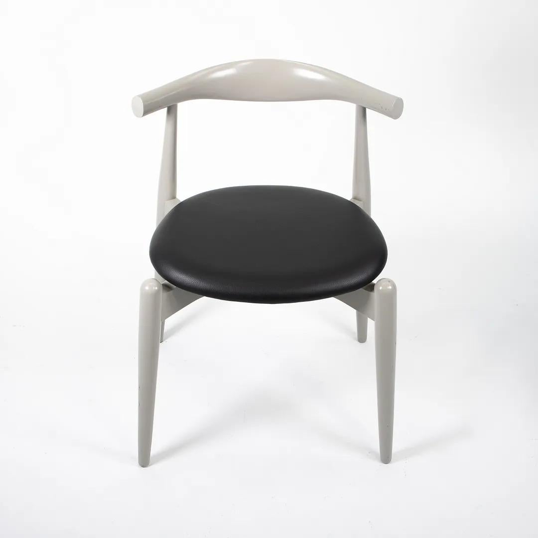 Contemporary 2020 CH20 Elbow Dining Chair by Hans Wegner for Carl Hansen in Grey w/ Leather For Sale