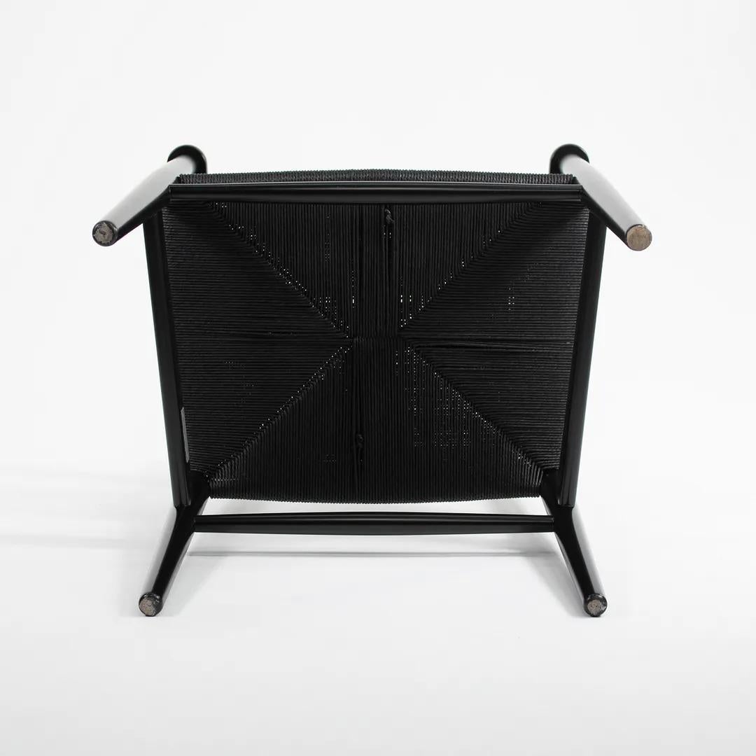 Il s'agit de cinq chaises de salle à manger CH37 (vendues à l'unité) conçues par Hans Wegner et produites par Carl Hansen & Son au Danemark. Les chaises sont fabriquées avec un cadre en hêtre massif, peint en noir avec des sièges en cordon de papier