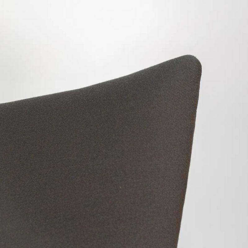 Zum Verkauf steht ein (drei sind vorhanden, aber der angegebene Preis gilt für jeden Stuhl) CH445 Wing Lounge Chair mit einem Gestell aus rostfreiem Stahl und einem braun/grauen Stoff, von dem wir glauben, dass es Kvadrat Rime 991 ist. Die Stühle