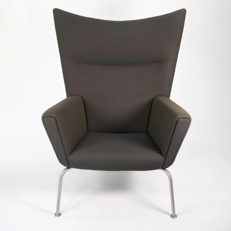 2020 CH445 Wing Lounge Chair von Hans Wegner für Carl Hansen in Brown/Grey Fabric (Edelstahl) im Angebot