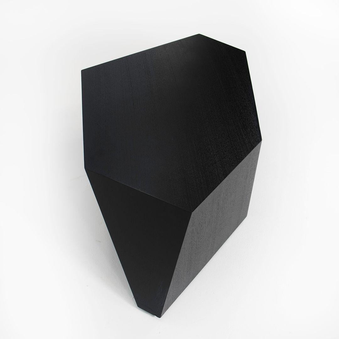Il s'agit d'une 'ÄúChaka'Äù Table, conçue par Jay Jeffers pour Arteriors en 2017. Cet exemple particulier date de 2020. Elle est fabriquée en bois de chêne avec une finition ébonisée, et la pièce a été produite au Vietnam. Ses lignes angulaires
