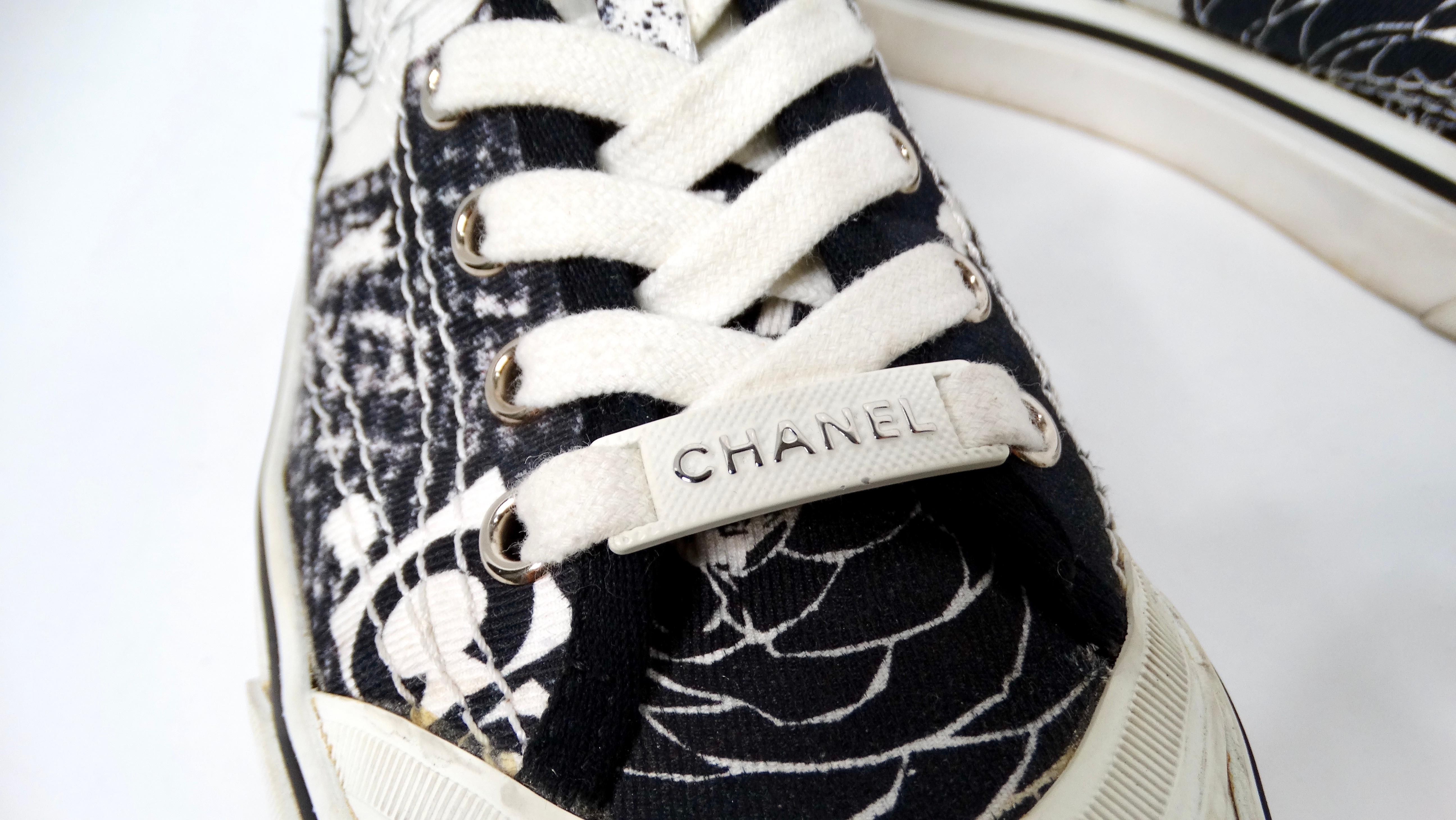 2020 Chanel Black & White Printed Fabric Low Top Sneakers In Fair Condition For Sale In Scottsdale, AZ
