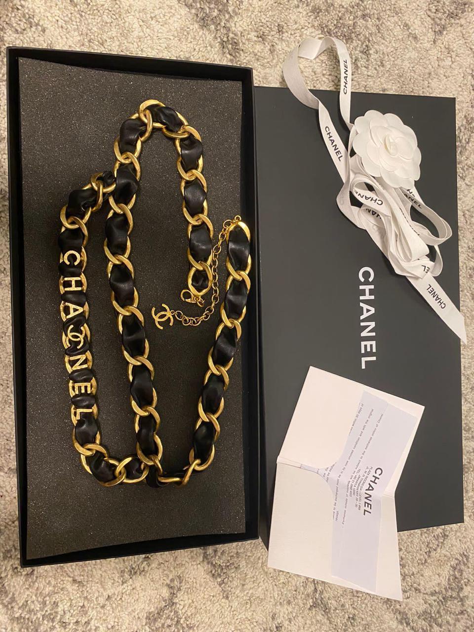 Magnifique ceinture Chanel chunky layered en noir et or. Livré avec boîte. De la collection 2019. 