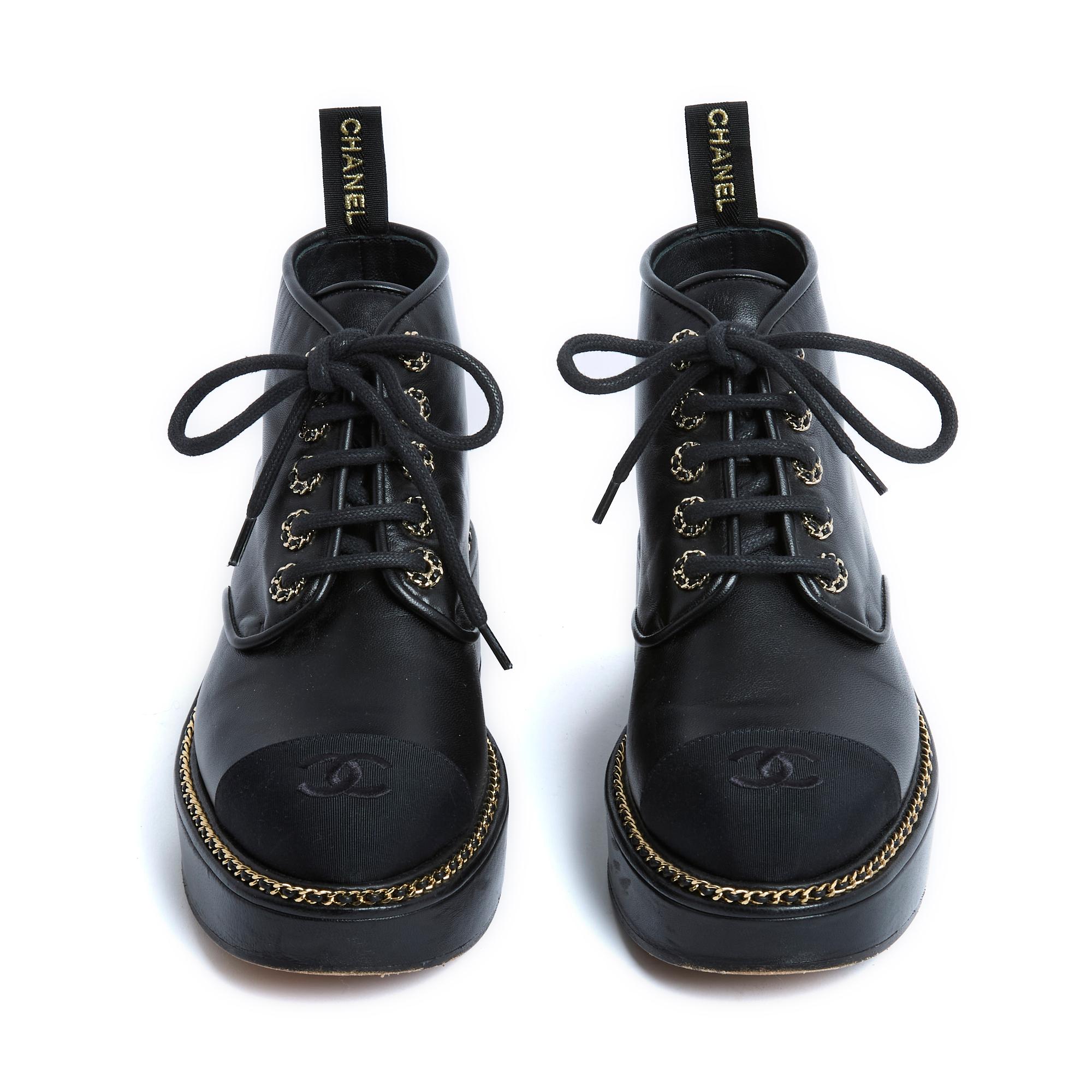 Chanel boots in leather, patent leather and khaki gray and black suede, rounded toe, zipper on each side of the boot, heel covered in black leather. Size EU38.5 ie UK5.5 and US7 : insole 25.4 cm, heel 4 cm, upper (from the heel) 27 cm. The boots