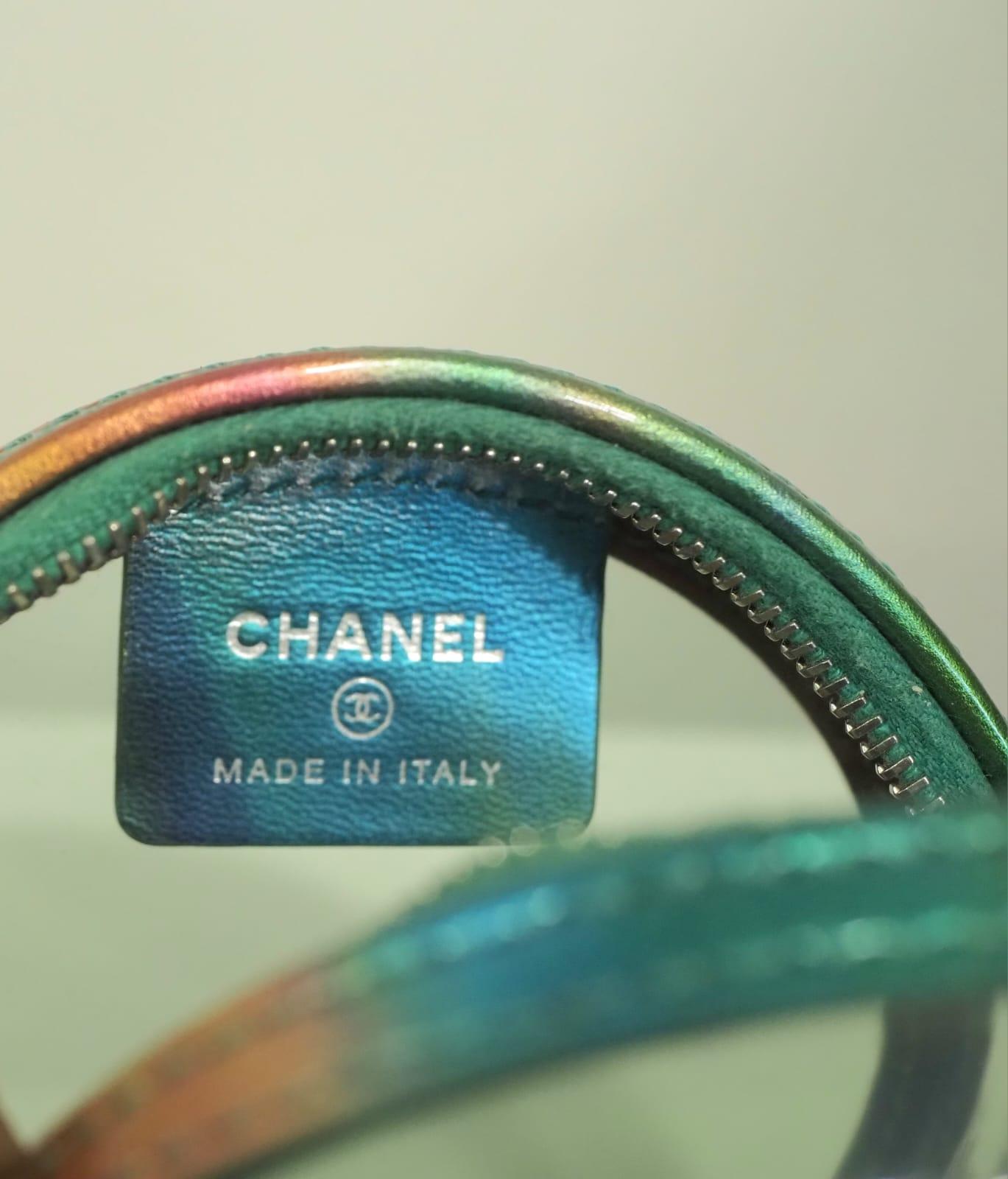 2020 Chanel mehrfarbige runde Umhängetasche aus Kalbslackleder im Angebot 8
