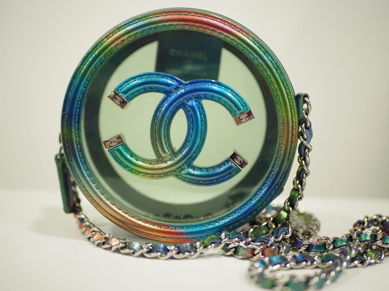 2020 Chanel mehrfarbige runde Umhängetasche aus Kalbslackleder im Angebot 3