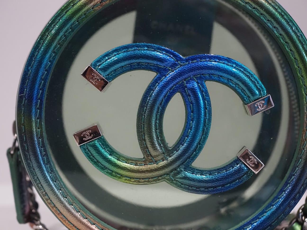 2020 Chanel mehrfarbige runde Umhängetasche aus Kalbslackleder im Angebot 5