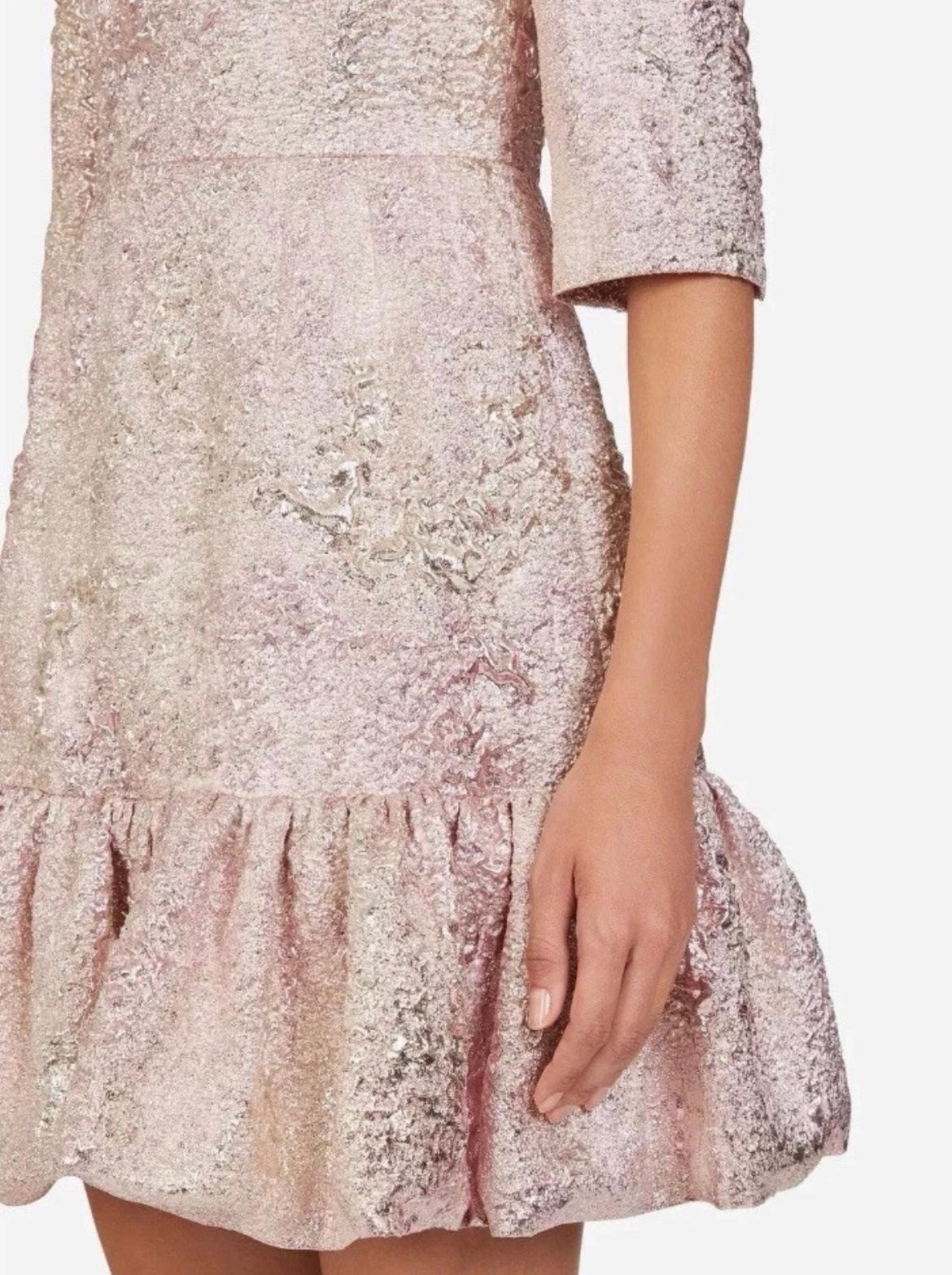 2020 Dolce & Gabbana - Mini robe fourreau en jacquard métallique rose Excellent état - En vente à London, GB