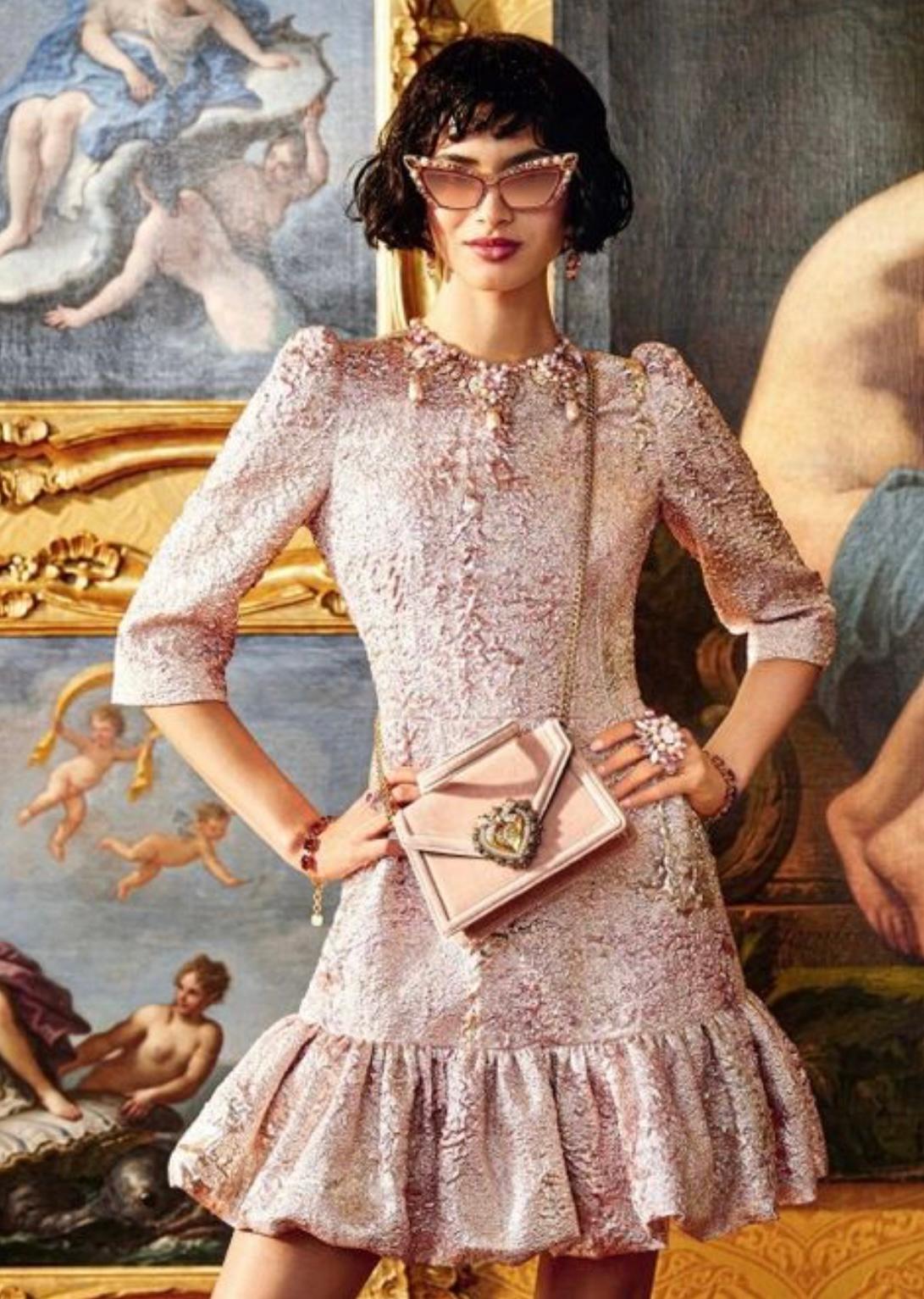 2020 Dolce & Gabbana - Mini robe fourreau en jacquard métallique rose en vente 1