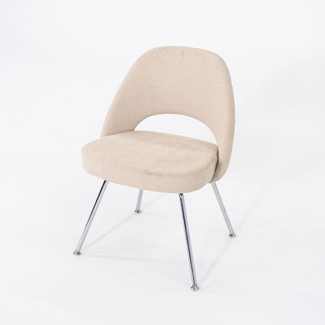 Il s'agit d'une chaise d'appoint Saarinen, conçue à l'origine par Eero Saarinen en 1957. Cet exemplaire particulier a été produit par Knoll aux États-Unis en 2020. La chaise est dotée d'une assise et d'un dossier rembourrés en tissu bouclé blanc
