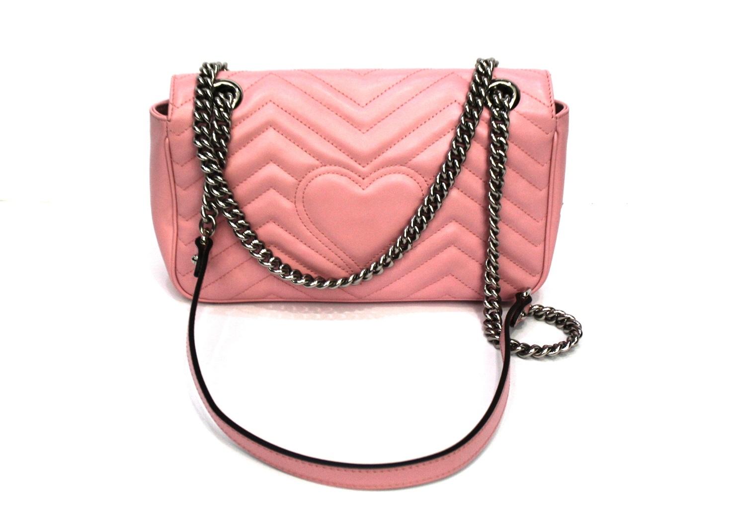 The very current Gucci Marmont bag measures 26 cm made of pink leather with silver hardware. closure with classic GG logo, quite large inside. Equipped with leather shoulder strap and adjustable chain. The bag is in excellent condition, equipped