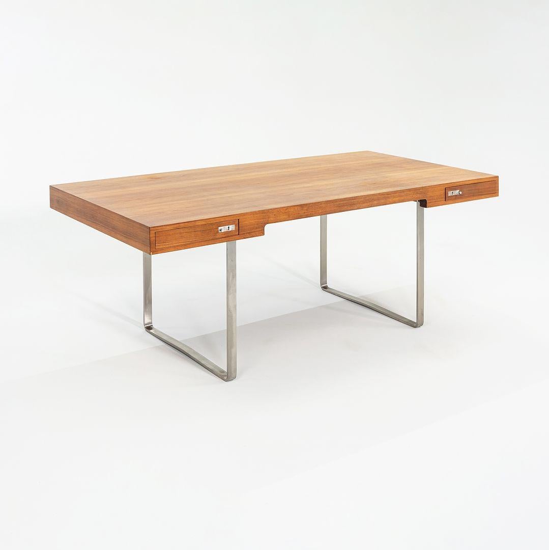 Questa è una scrivania direzionale CH110, disegnata originariamente da Hans Wegner nel 1970. Questo particolare esemplare è stato prodotto da Carl Hansen in Danimarca nel 2020. La scrivania è composta da legno impiallacciato e massello di noce e da
