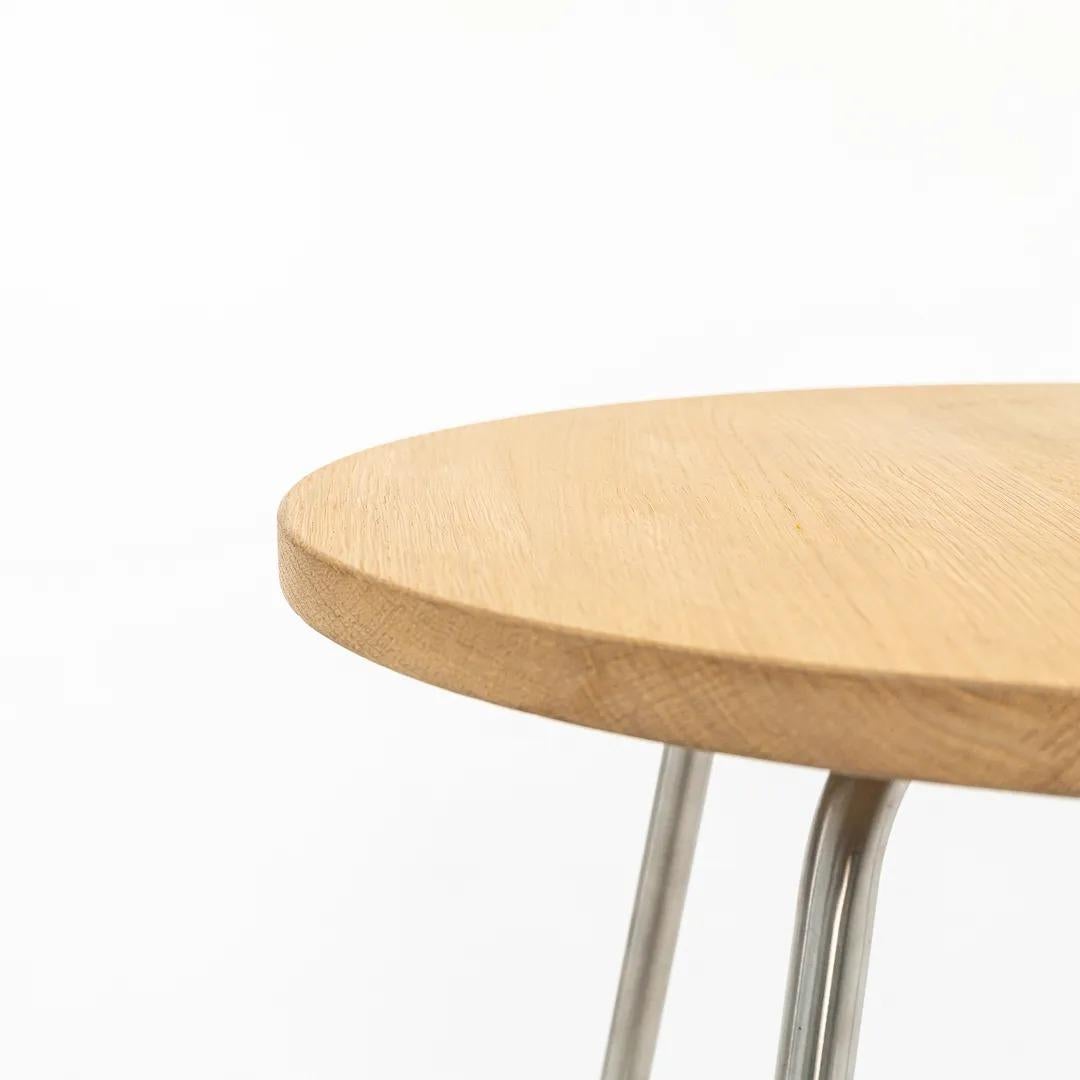 Dies ist ein CH415 Beistell-/Abschlusstisch mit einer geölten Eichenplatte und Beinen aus Edelstahl. Der von Hans Wegner entworfene und von Carl Hansen in Dänemark hergestellte CH415 stammt aus der Zeit um 2020 und ist garantiert echt. Der Zustand