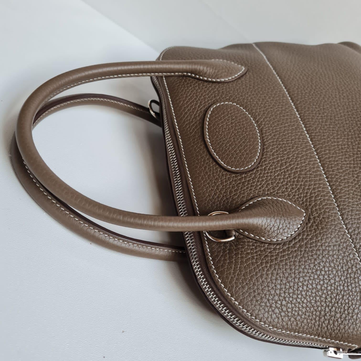 New never worn bolide 31 etoupe bag with palladium hardware. Beautiful classic color and shape. Stamp Y (2020). An absolute classic bag and shape, perfect for everyday. Comes with its dust bag, strap, padlock, keys, clochette, receipt (scribbled).