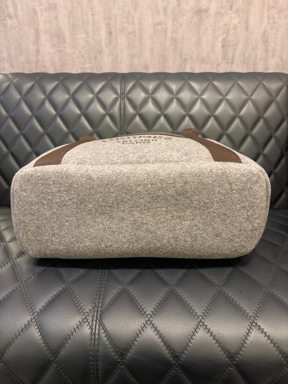 2020 Sac de toilettage en feutre Hermes en vente 6