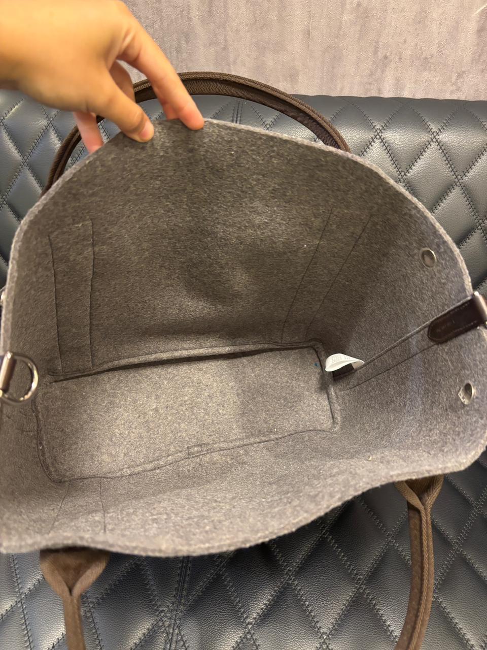 2020 Sac de toilettage en feutre Hermes en vente 7