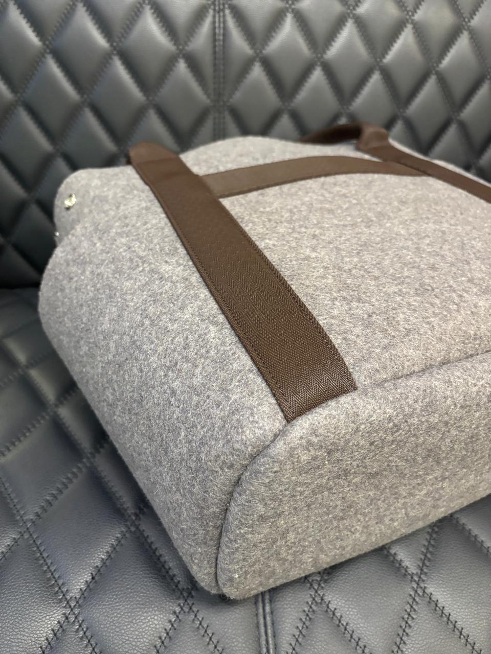 2020 Sac de toilettage en feutre Hermes en vente 9