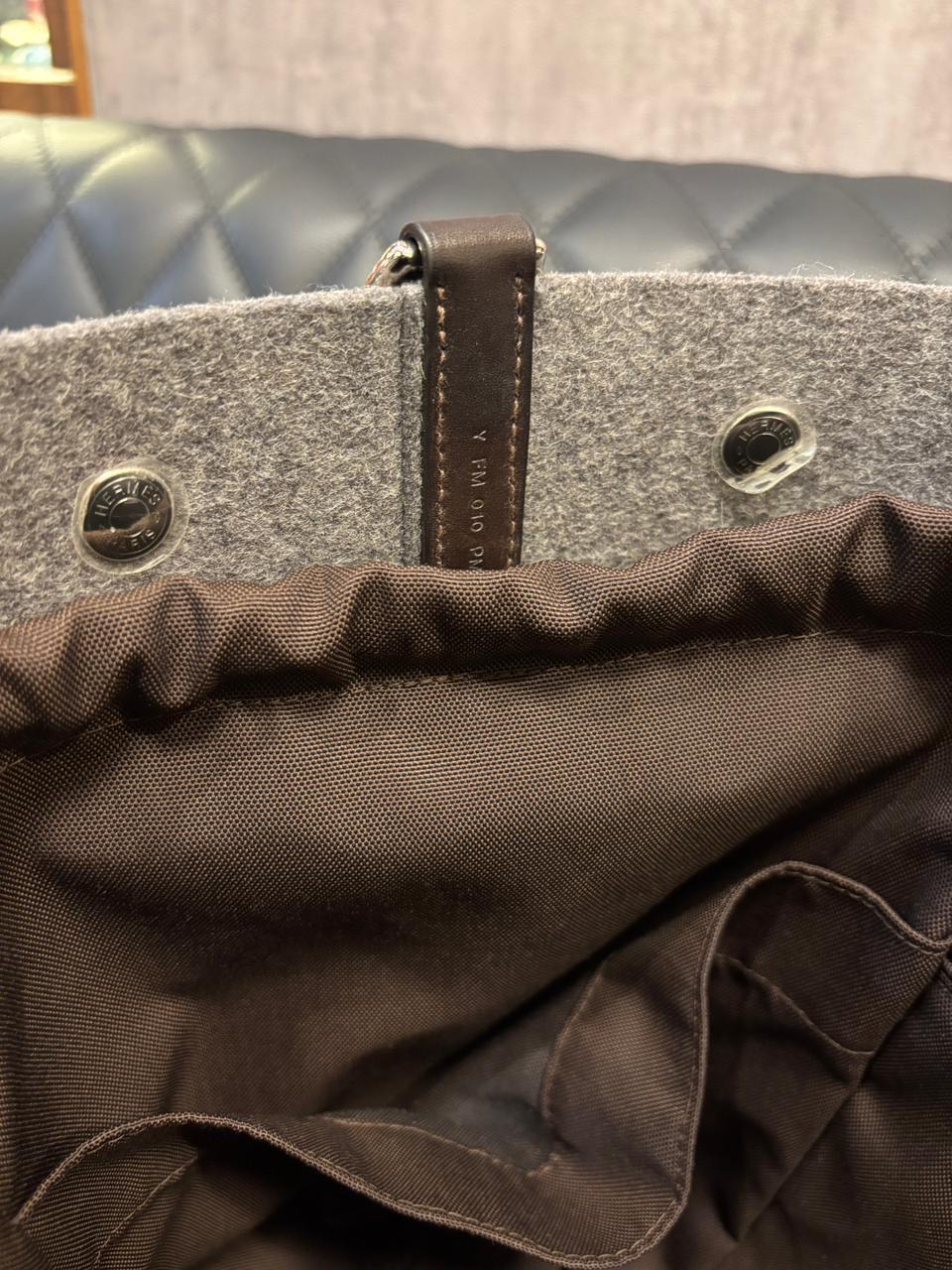 2020 Sac de toilettage en feutre Hermes en vente 10