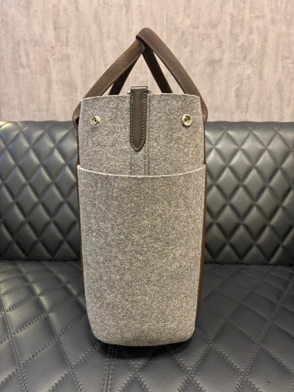 2020 Sac de toilettage en feutre Hermes en vente 11